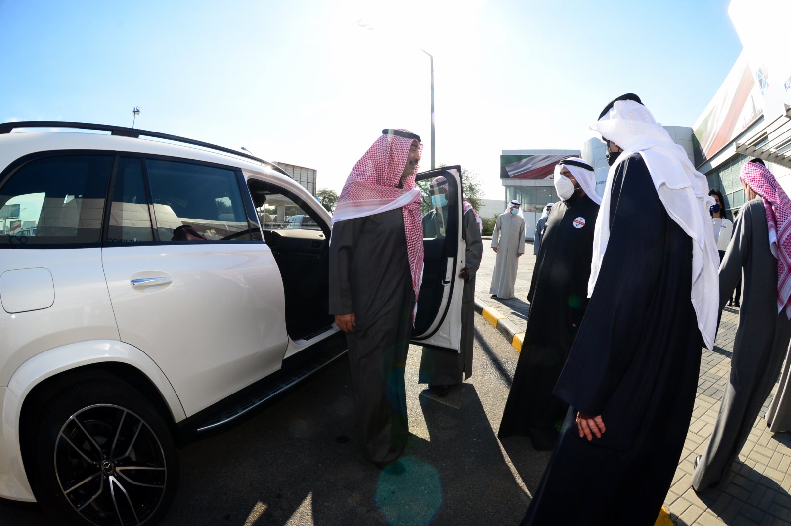 1月14日，在科威特哈瓦利省的新冠疫苗接種中心，科威特首相薩巴赫（左一）前往接種第二劑新冠疫苗。（新華社）