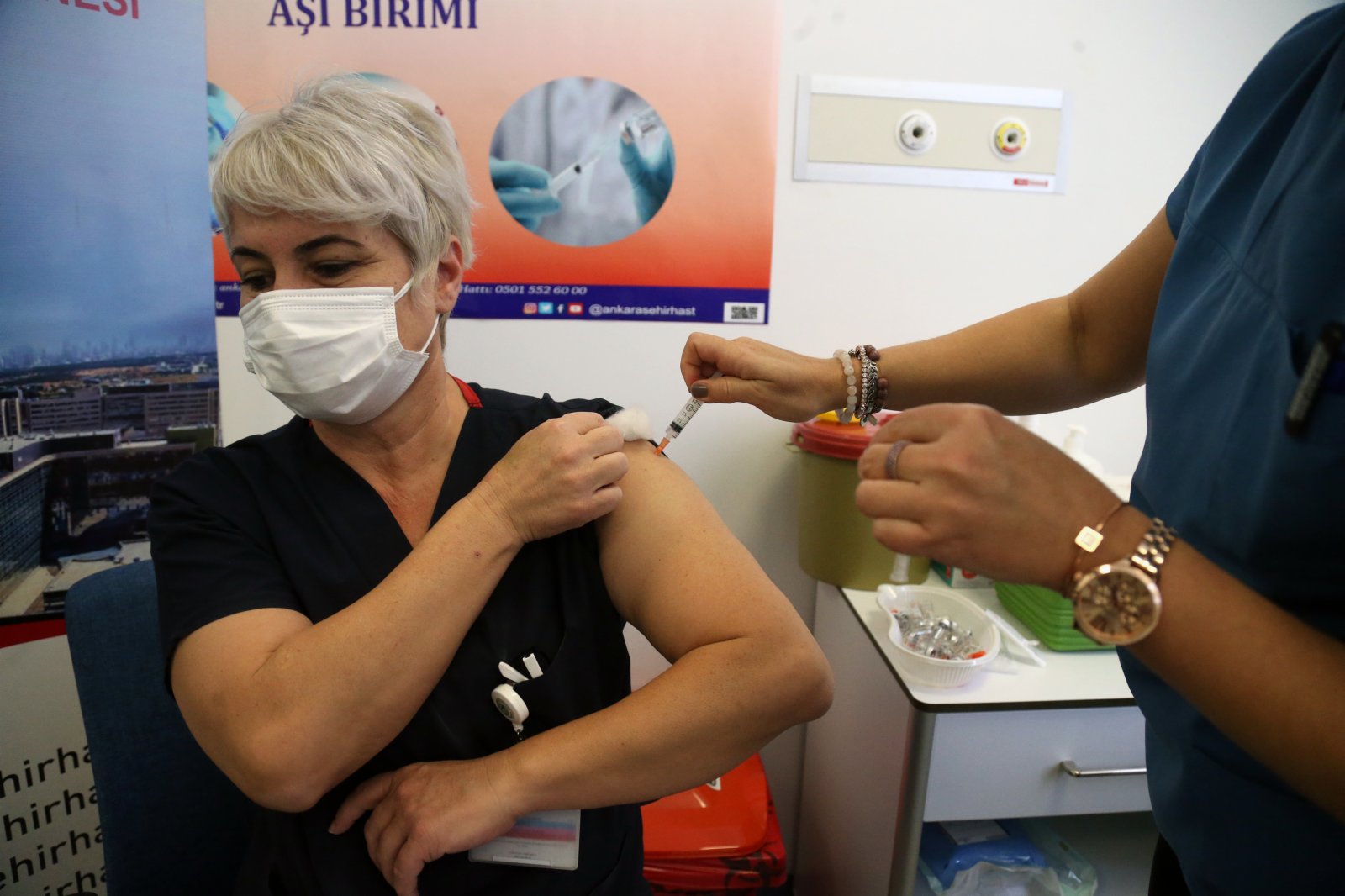 1月14日，在土耳其安卡拉，一名醫護工作者接種來自中國的新冠疫苗。（新華社）