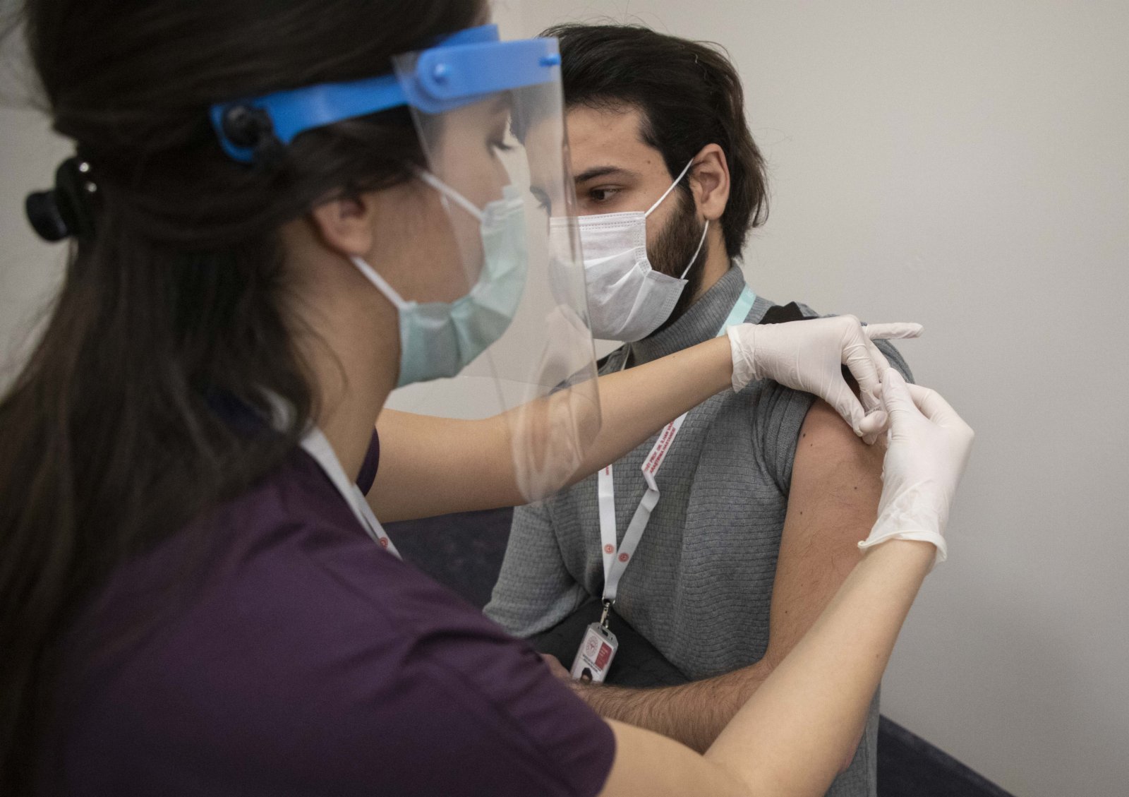 1月14日，在土耳其伊斯坦布爾，一名醫護工作者接種來自中國的新冠疫苗。（新華社）