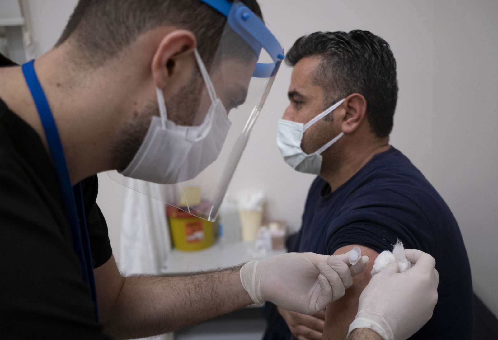 1月14日，在土耳其伊斯坦布爾，一名醫護工作者接種來自中國的新冠疫苗。（新華社）