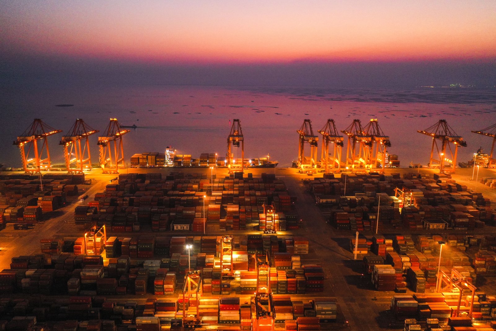 這是1月14日拍攝的夜幕下的廣西欽州港集裝箱碼頭。（新華社）