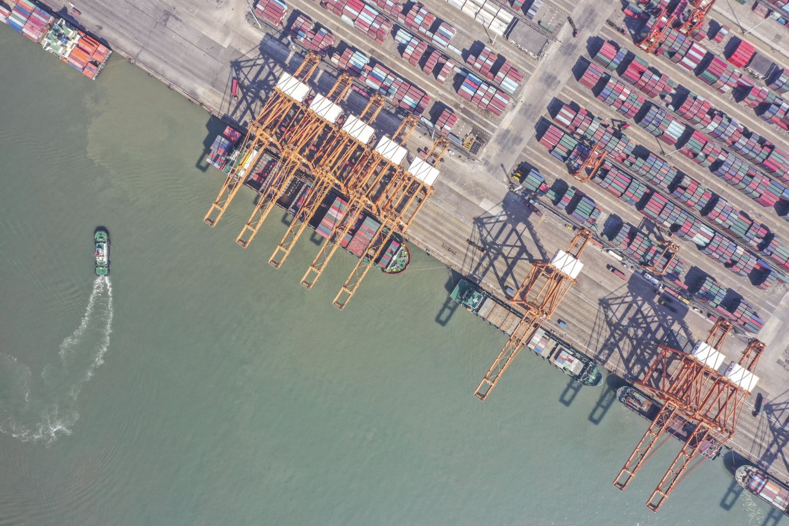 這是1月14日拍攝的廣西欽州港集裝箱碼頭。（新華社）