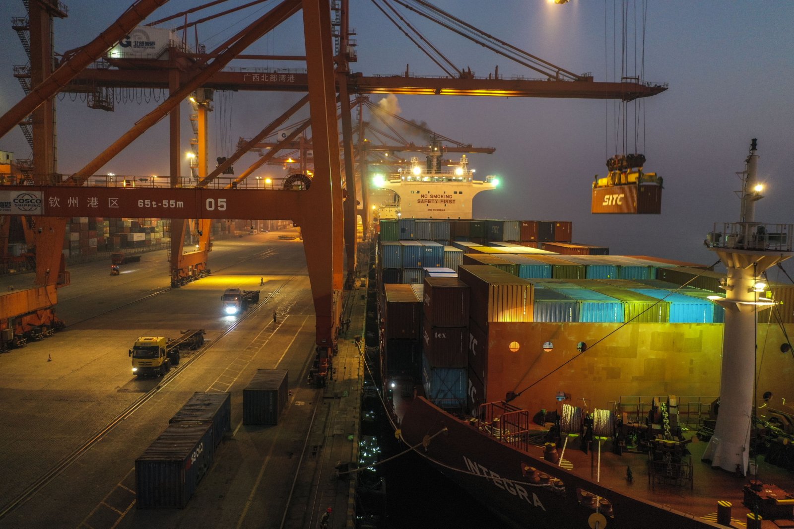 這是1月14日拍攝的夜幕下的廣西欽州港集裝箱碼頭。（新華社）