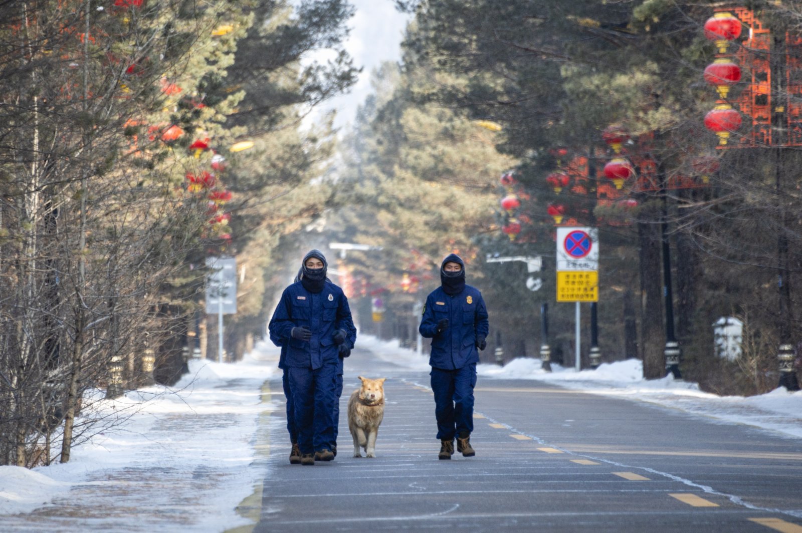 1月13日，漠河市北極村消防救援站站長鄭樹君（右）和消防員們在北極村進行室外耐寒訓練。（新華社）