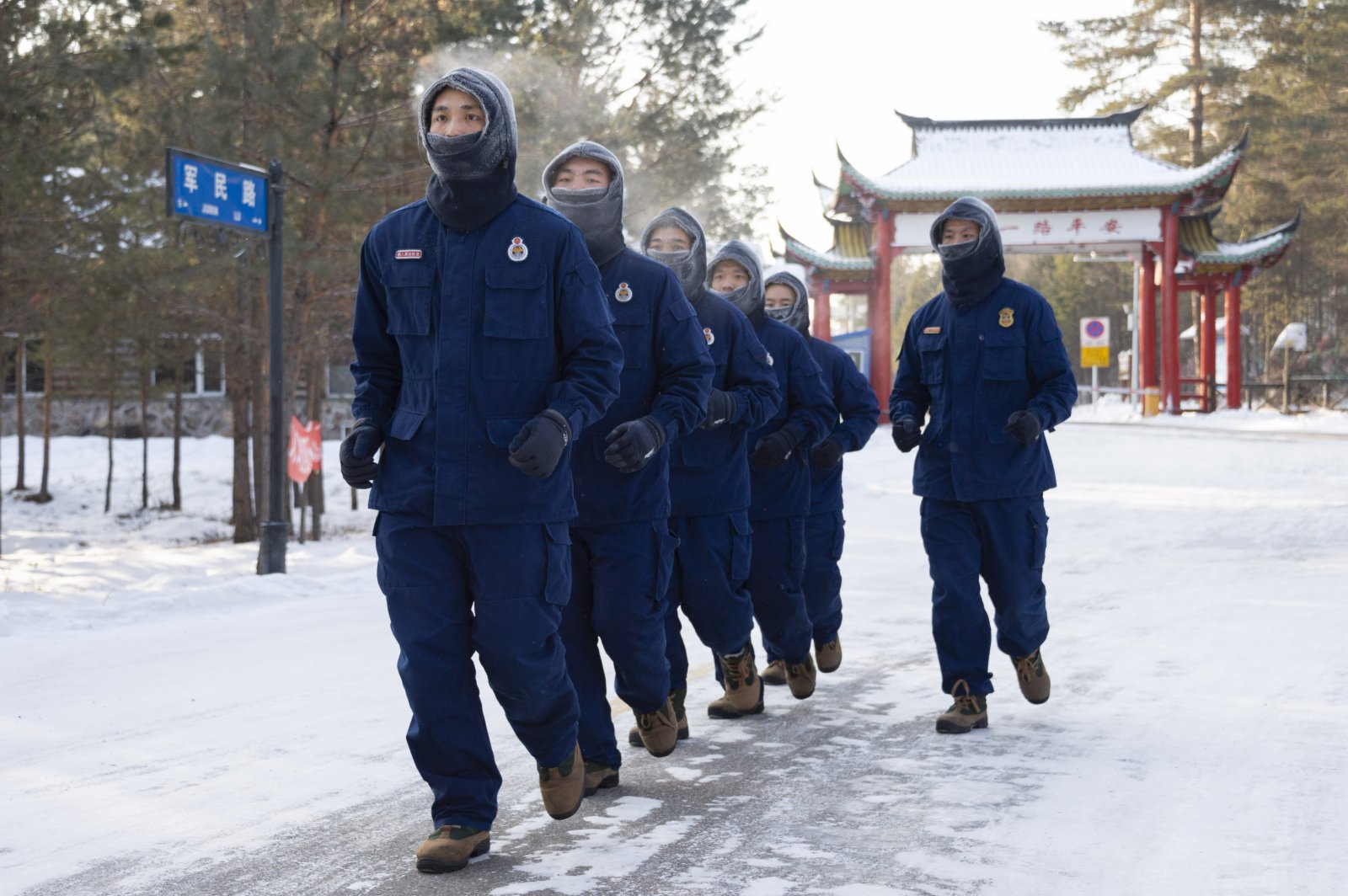  1月13日，漠河市北極村消防救援站站長鄭樹君（右一）和消防員們在北極村進行室外耐寒訓練。（新華社）