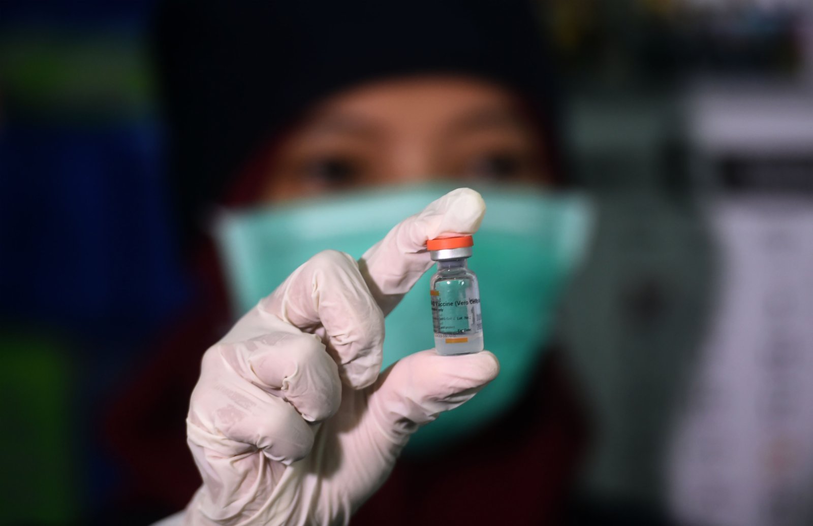 1月15日，在印度尼西亞萬丹省南唐格朗，醫務人員展示中國科興公司的克爾來福新冠疫苗。（新華社）