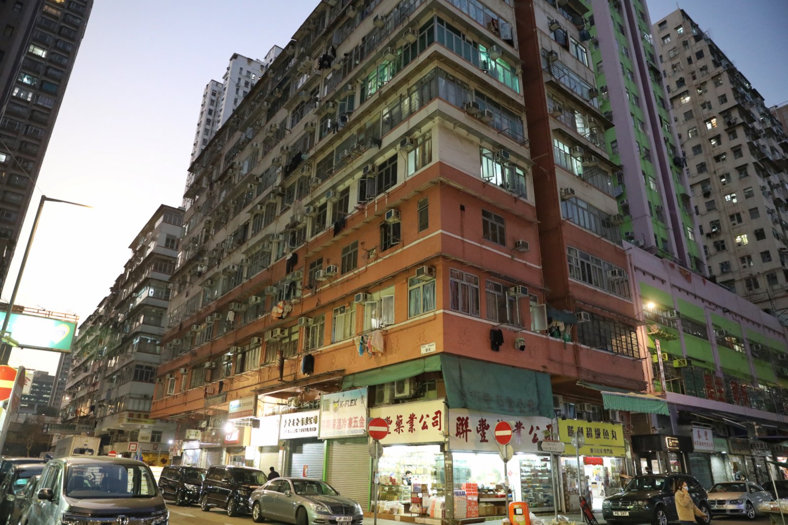 1月15日，香港油麻地再有樓宇有確診個案，碧街15至27A多兩單位有住客確診，需列入強制檢測名單。（香港中通社）