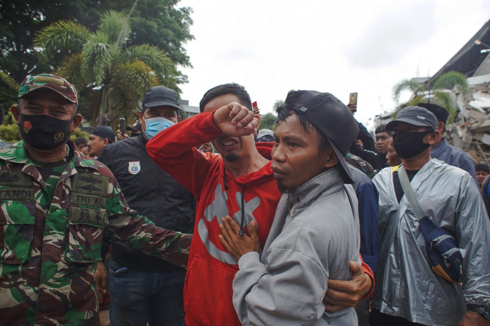 1月15日凌晨印尼西蘇拉威西省發生6.2級地震，已致42人死亡。圖為一名男子在地震搜救現場為遇難的親屬哭泣。（新華社）