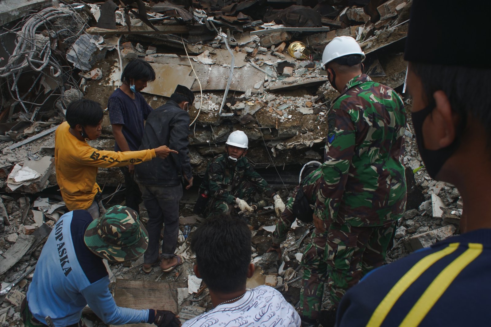 1月15日凌晨印尼西蘇拉威西省發生6.2級地震，已致42人死亡。圖為救援人員在地震搜救現場搜救。（新華社）
