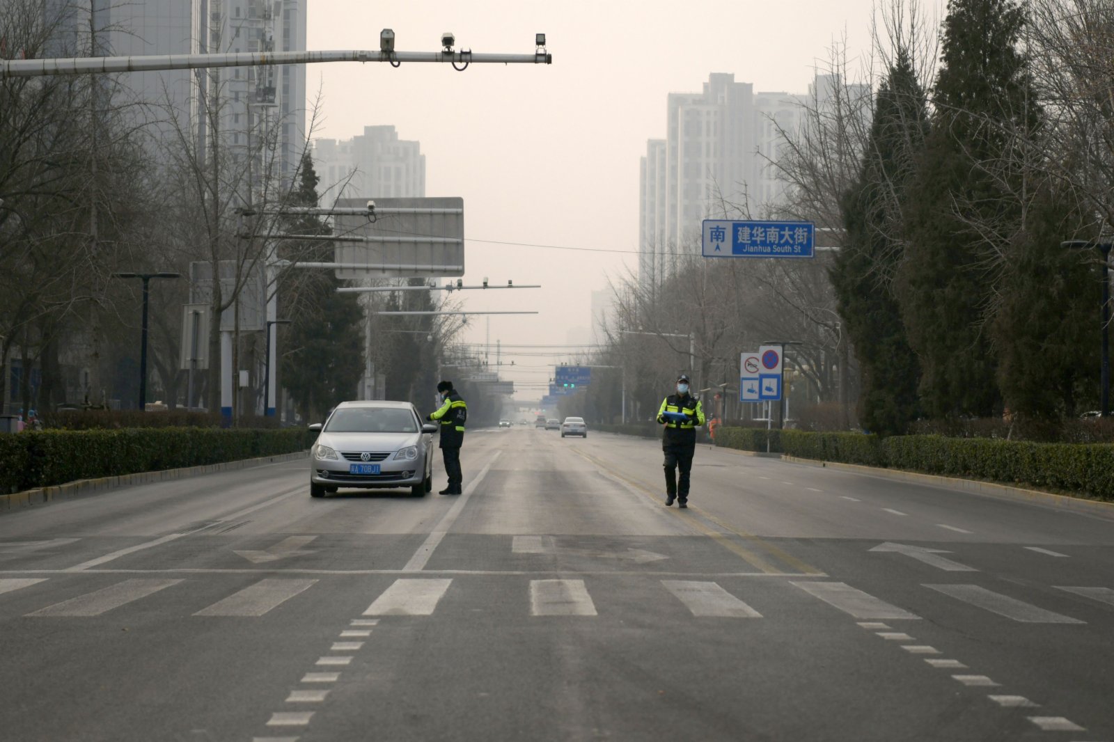 1月16日，交警對石家莊市區各道路往來車輛進行登記。（中新社）