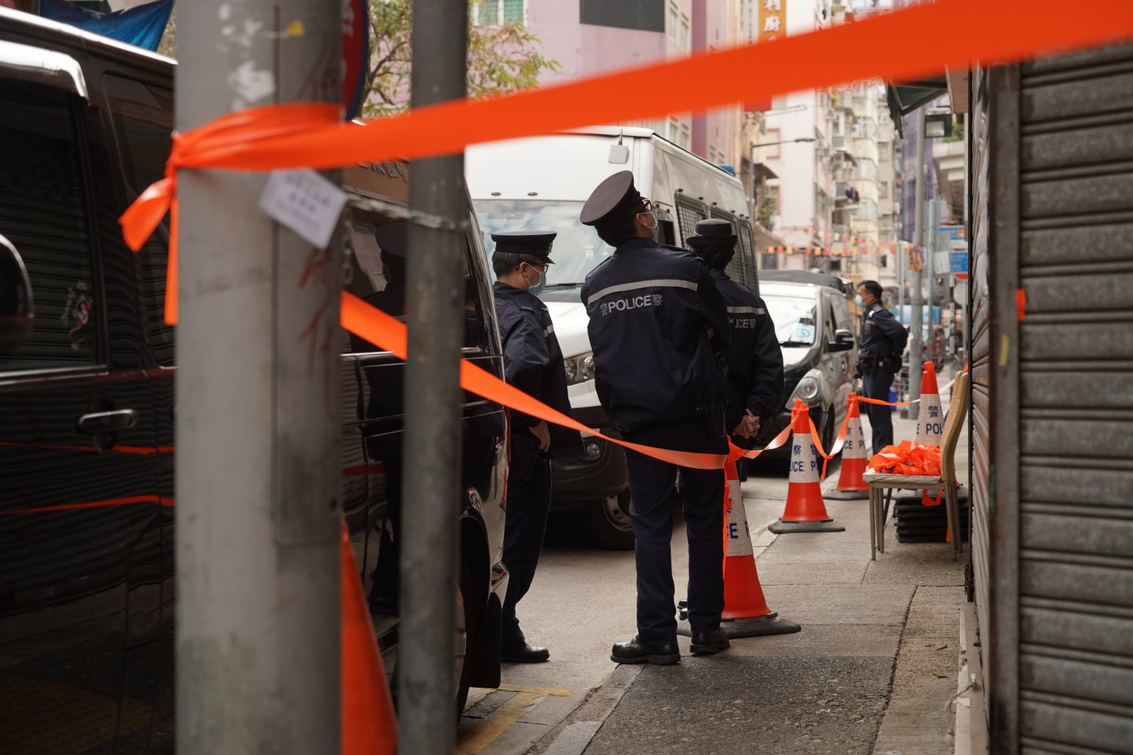 1月16日上午，香港油麻地新填地街20至26號出入口已拉起封鎖線，警察在門口執勤。（中新社）