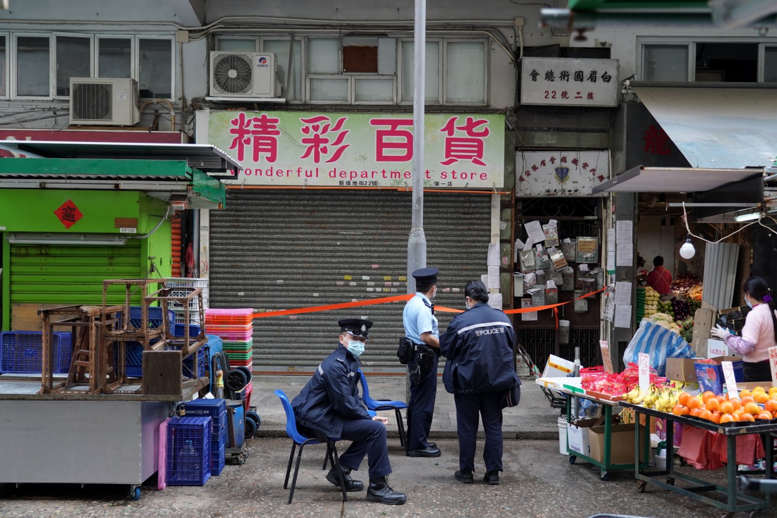 1月16日上午，香港油麻地新填地街20至26號出入口已拉起封鎖線，警察在門口執勤。（中新社）