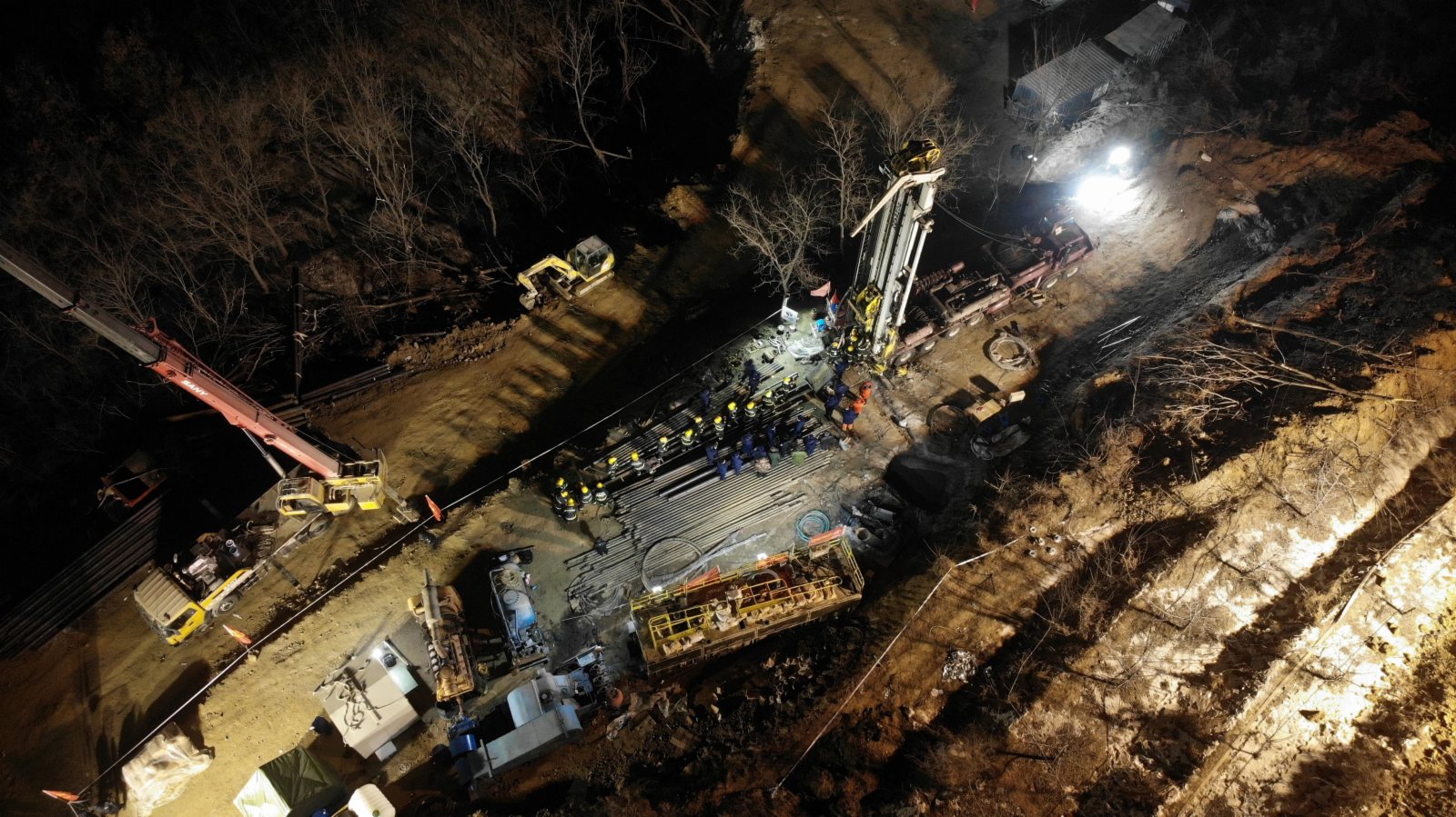 1月18日淩晨，山東棲霞笏山金礦爆炸事故救援現場已與被困人員取得聯繫。