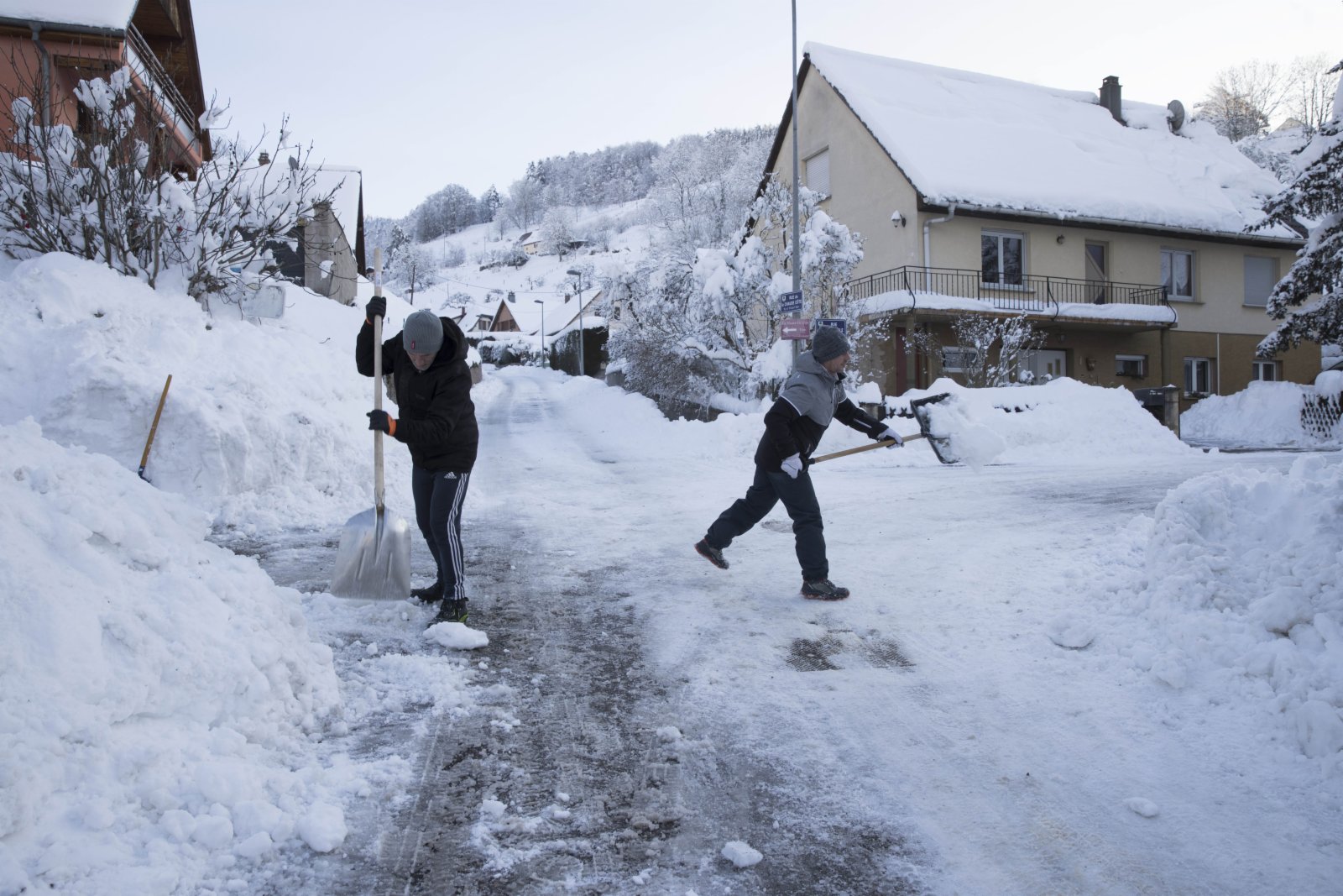 1月16日，在法國上萊茵省弗雷朗，人們清除路面的積雪。
