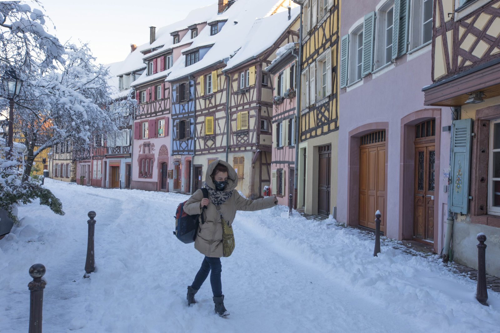 1月15日，在法國上萊茵省科爾馬，一名女子走在積雪的路面上。