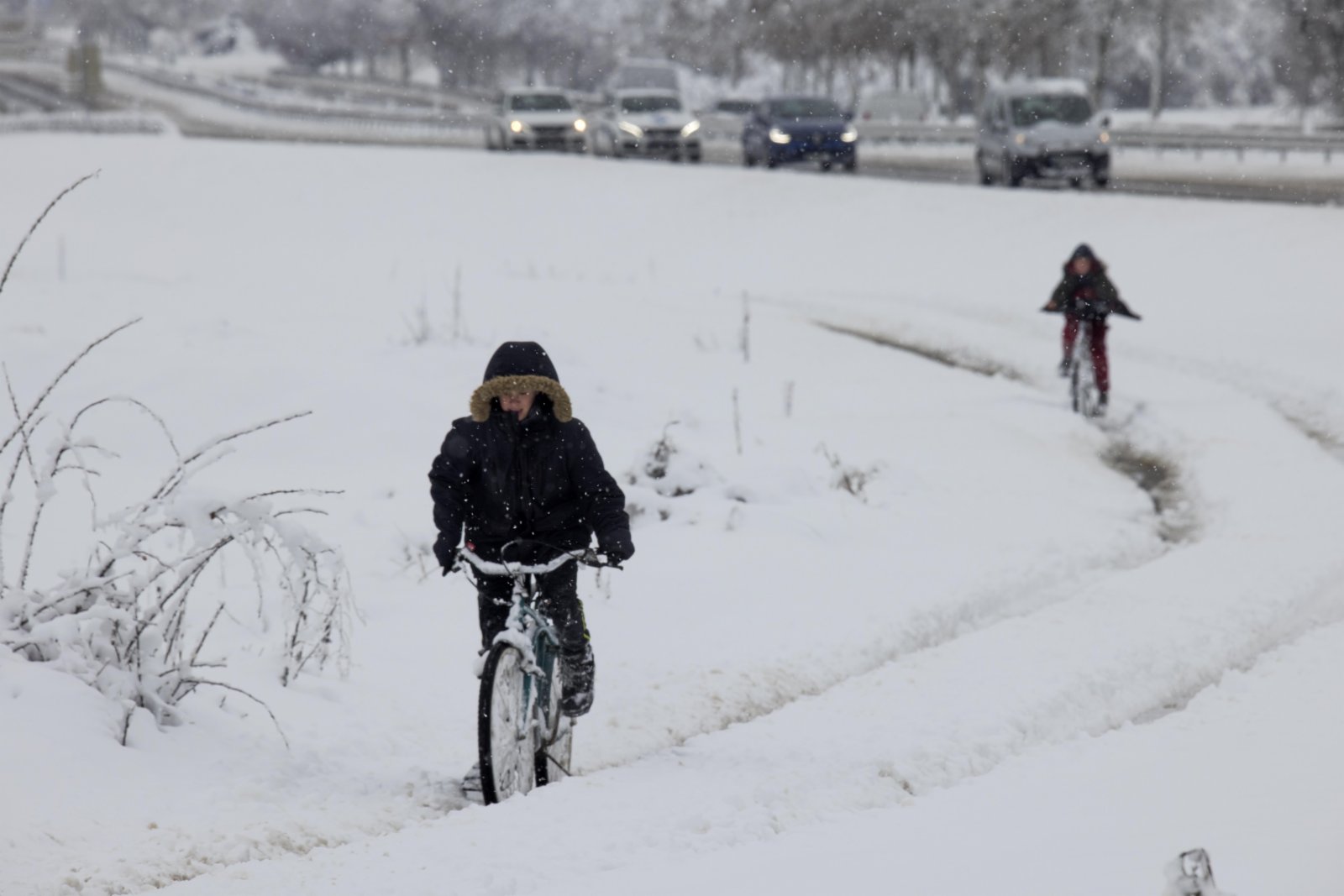1月15日，在法國上萊茵省魯法克，人們在雪地裏騎車。