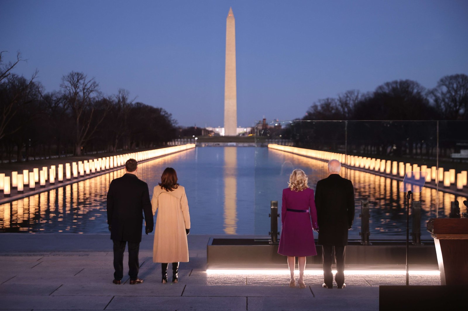 美國當選總統拜登和當選副總統哈里斯在華盛頓林肯紀念堂的倒影池觀看國家大廣場上的燈光，向近40萬名冠狀病毒大流行的美國受害者致敬。（法新社）