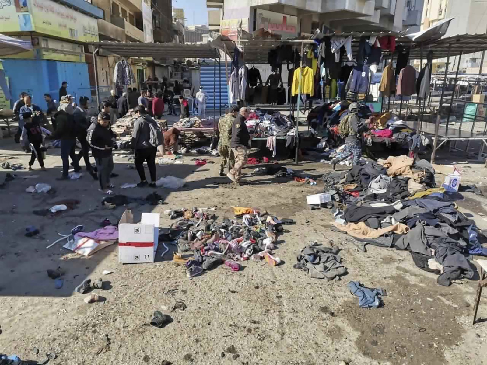 當地時間1月21日，伊拉克巴格達市中心發生自殺式爆炸襲擊。據報道，爆炸襲擊已造成28人死亡，73人受傷。圖為爆炸現場。（美聯社）
