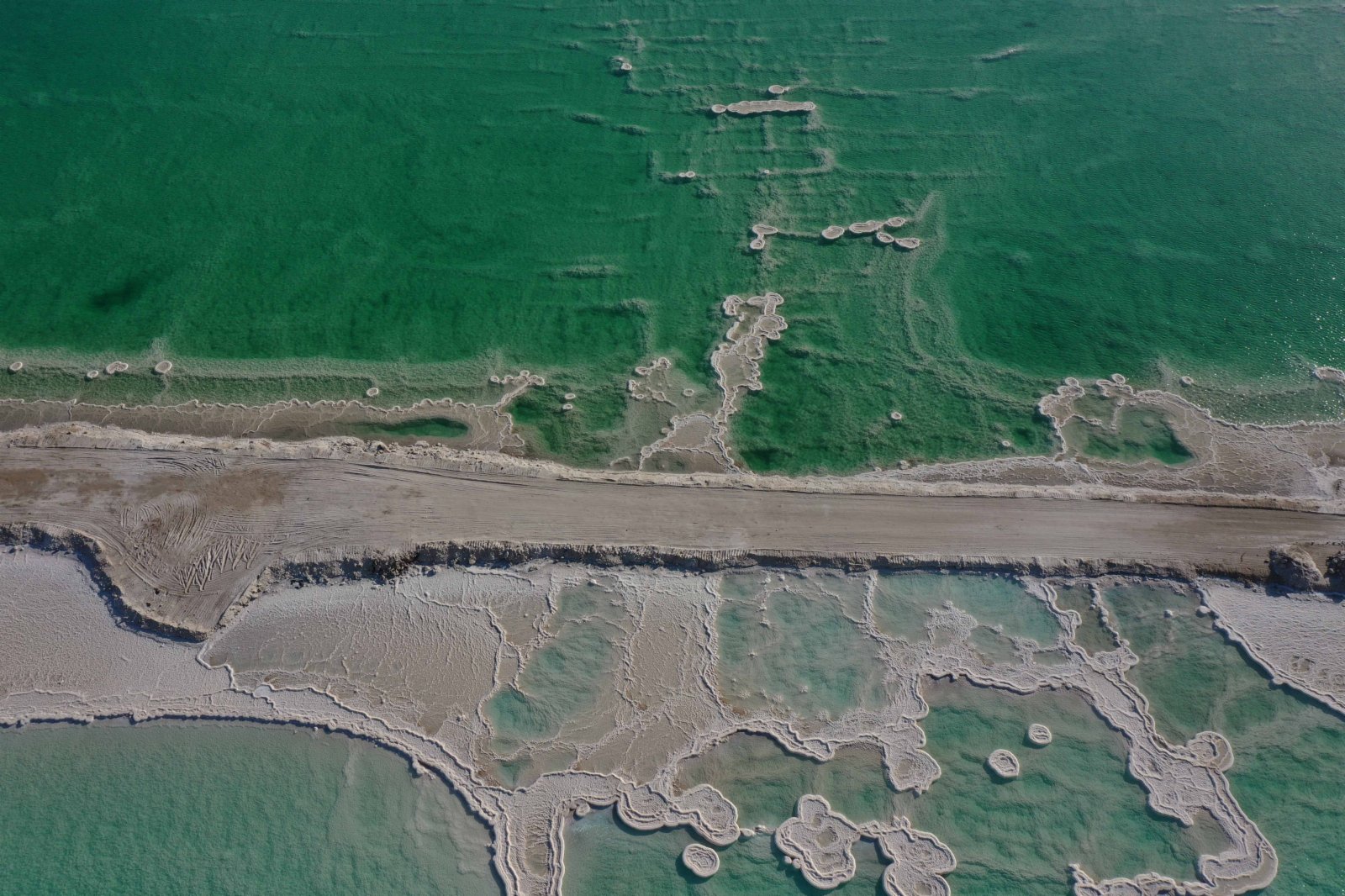 這是1月20日航拍的死海南部的鹽形成的景觀。（新華社）