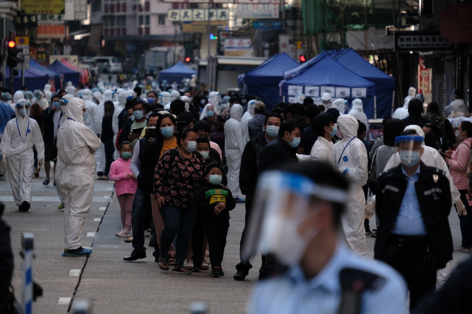 1月23日午間，市民在規定的區域陸續排隊接受檢測。(香港文匯報記者陳大文攝)
