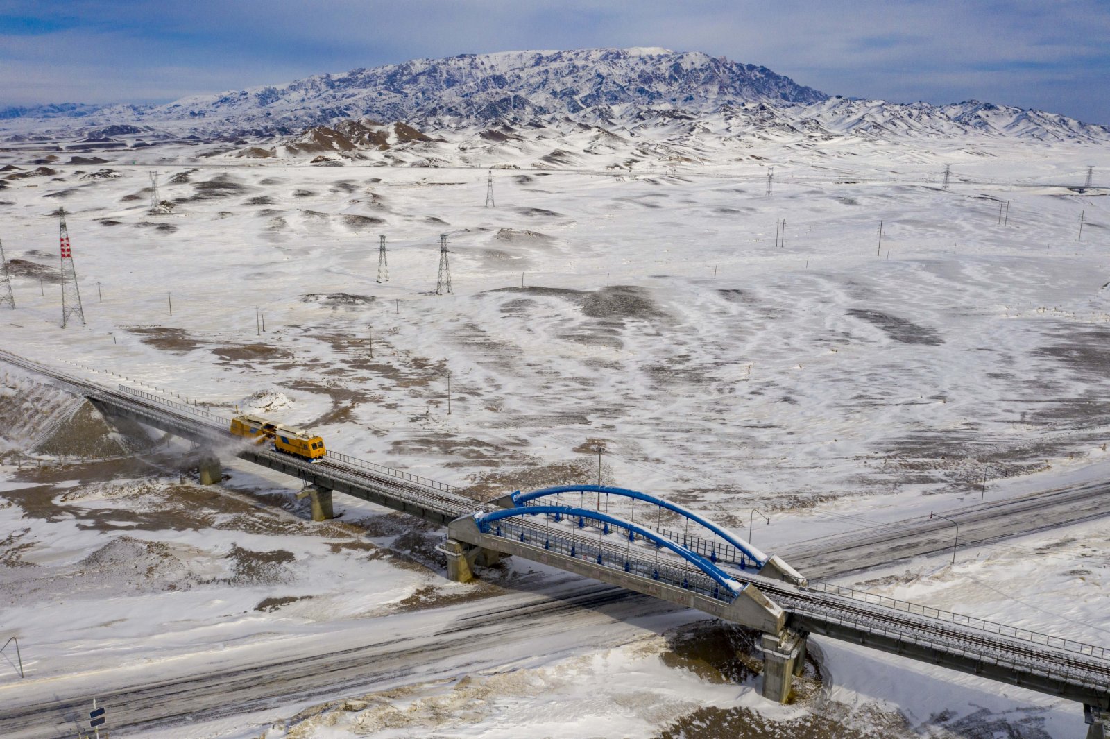 軌道除雪車在瑪依塔斯風區克塔鐵路沿線進行清雪作業（無人機照片）。（新華社）