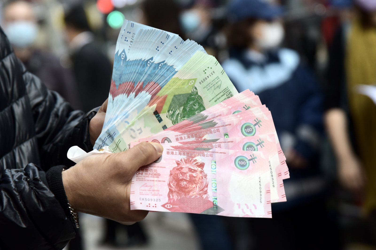 圖為香港市民展示於銀行兌換的新鈔。（中新社）