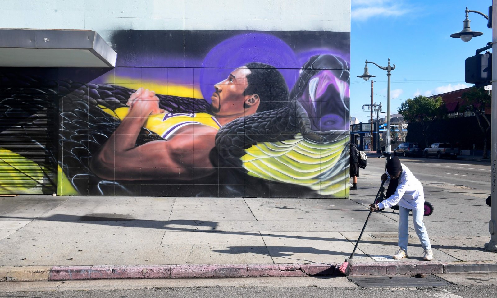 圖為洛杉磯街頭塗鴉致敬「曼巴」。（法新社）