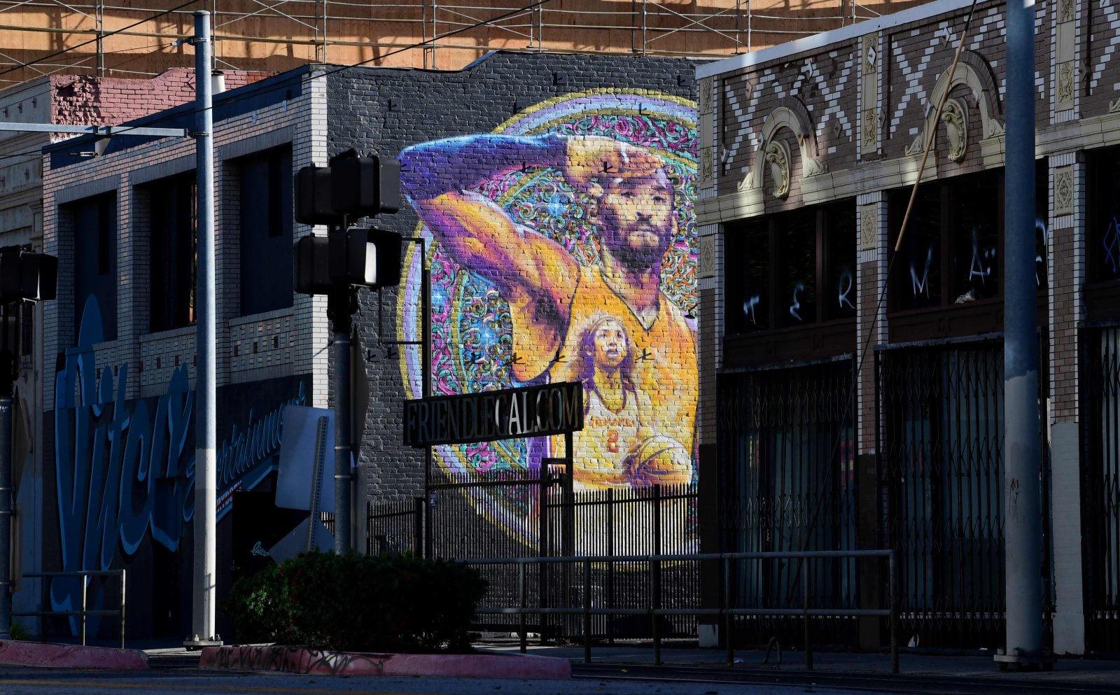 圖為洛杉磯街頭塗鴉致敬「曼巴」。（法新社）