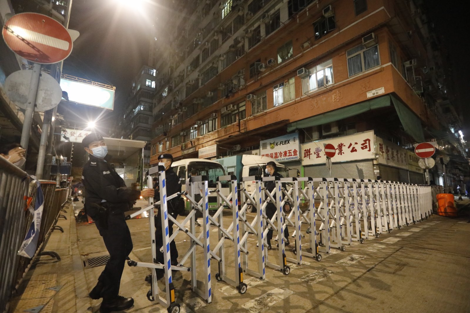 1月26日晚，油麻地碧街9-27號及東安街3號封區強檢。（香港文匯報記者湯馬斯攝）