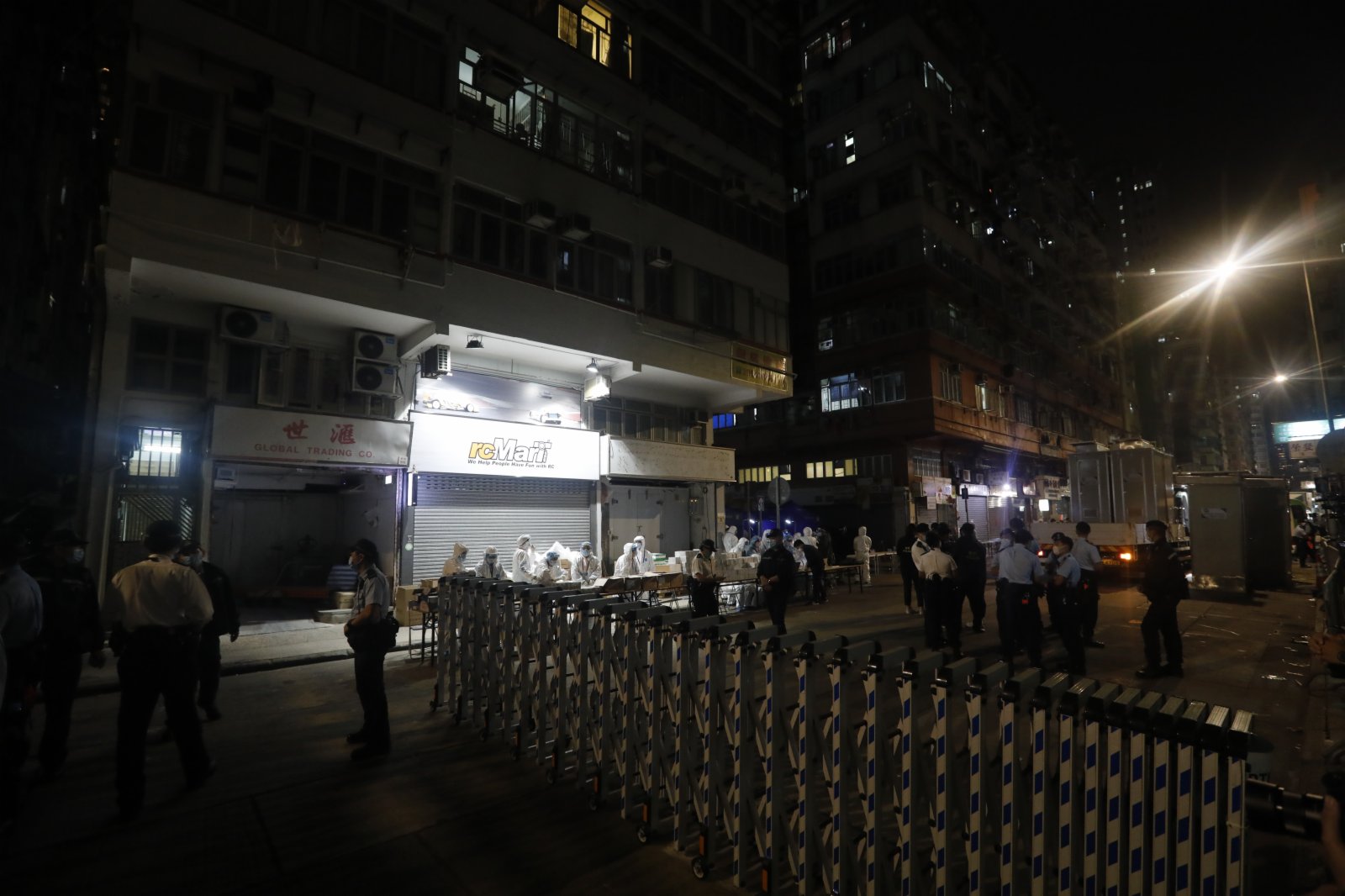 1月26日晚，油麻地碧街9-27號及東安街3號封區強檢。（香港文匯報記者湯馬斯攝）