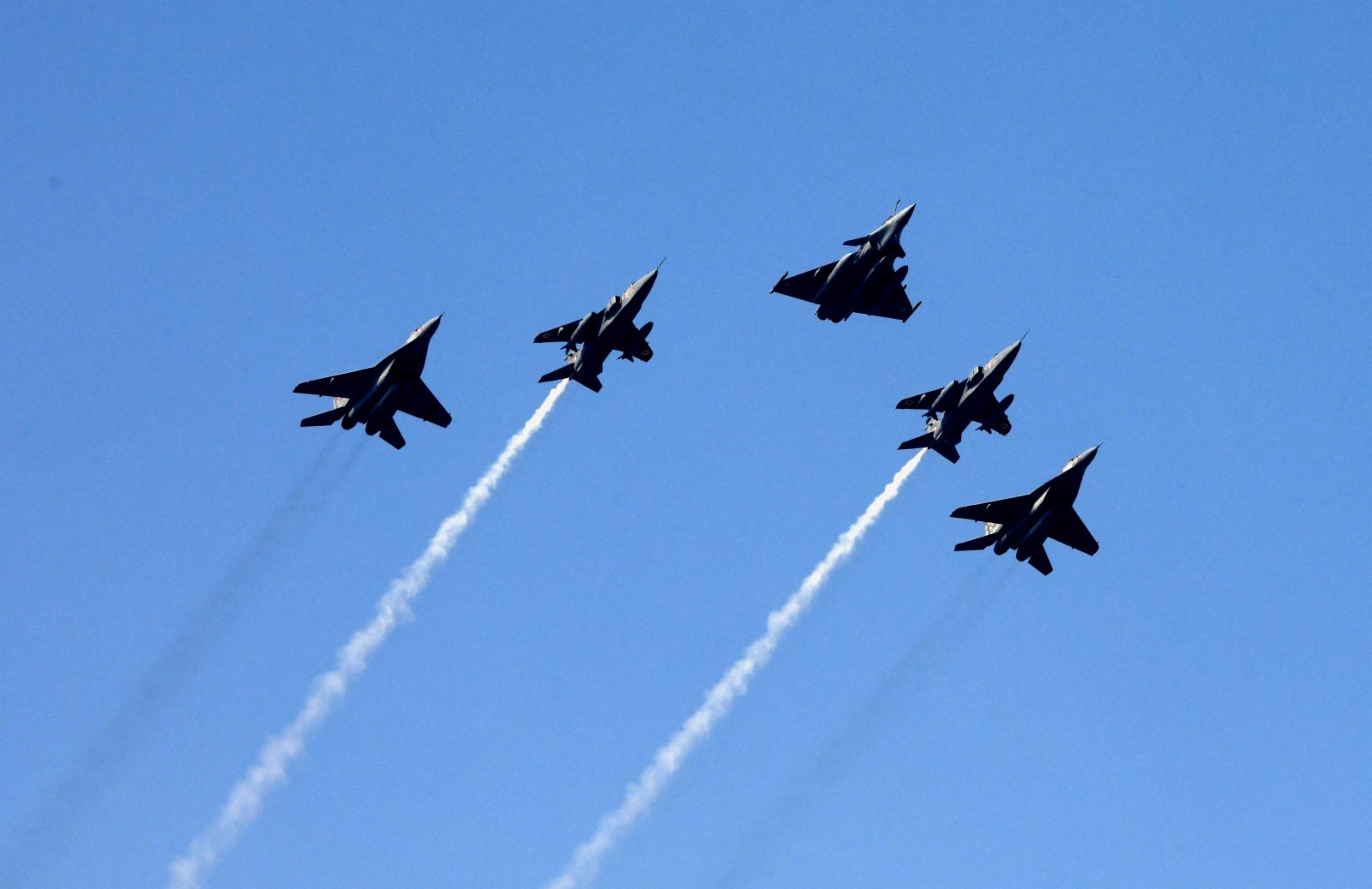 1月26日，在印度首都新德里，戰機參加共和國日閱兵。(新華社)
