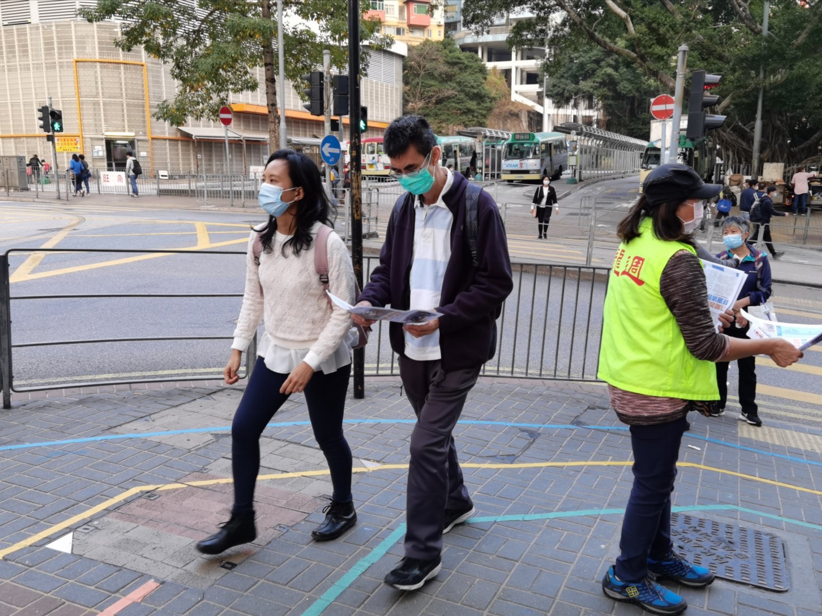 圖為志願者在觀塘向市民派報。（大公文匯全媒體記者何燊亮攝）
