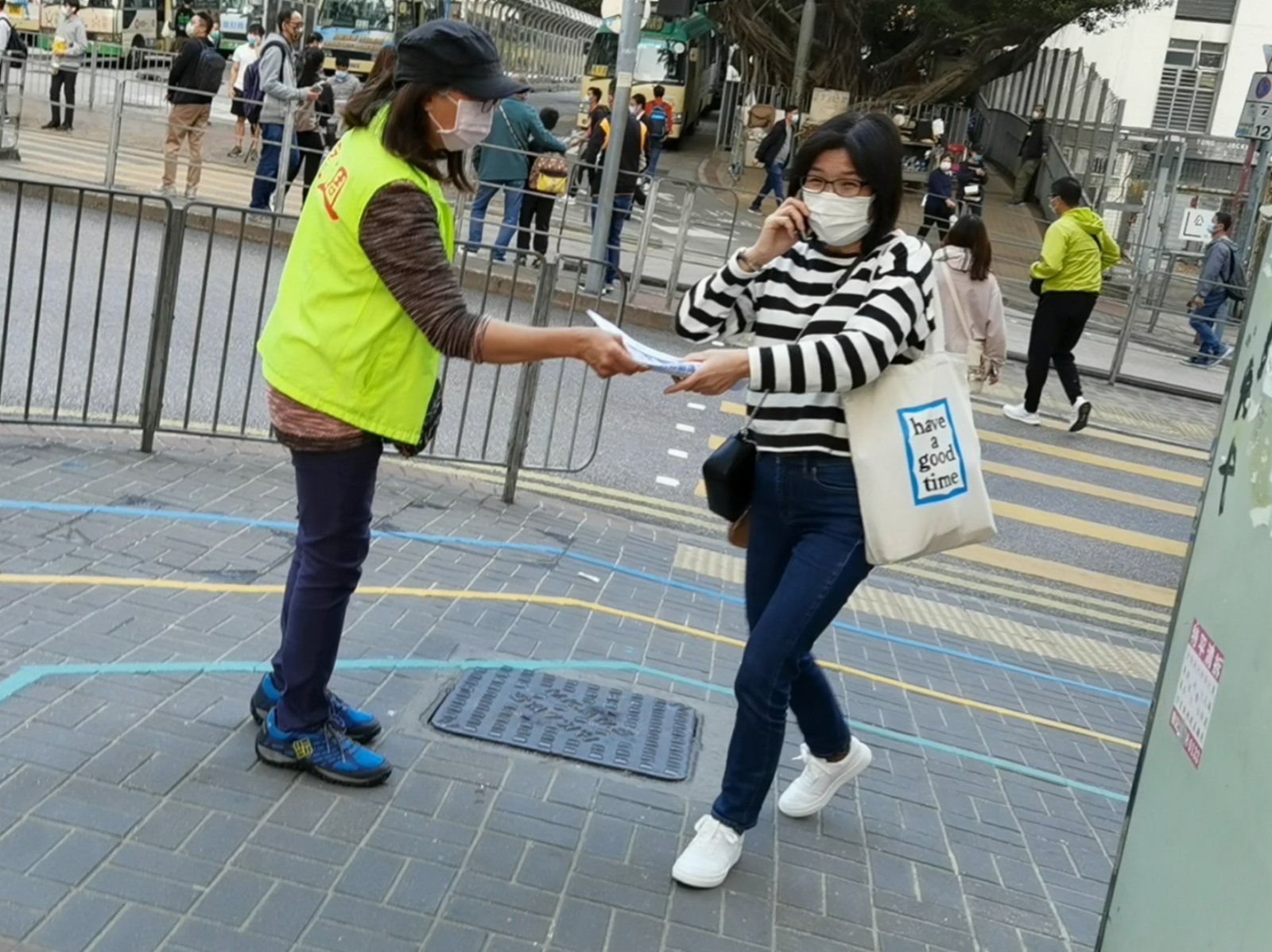 圖為志願者在觀塘向市民派報。（大公文匯全媒體記者何燊亮攝）