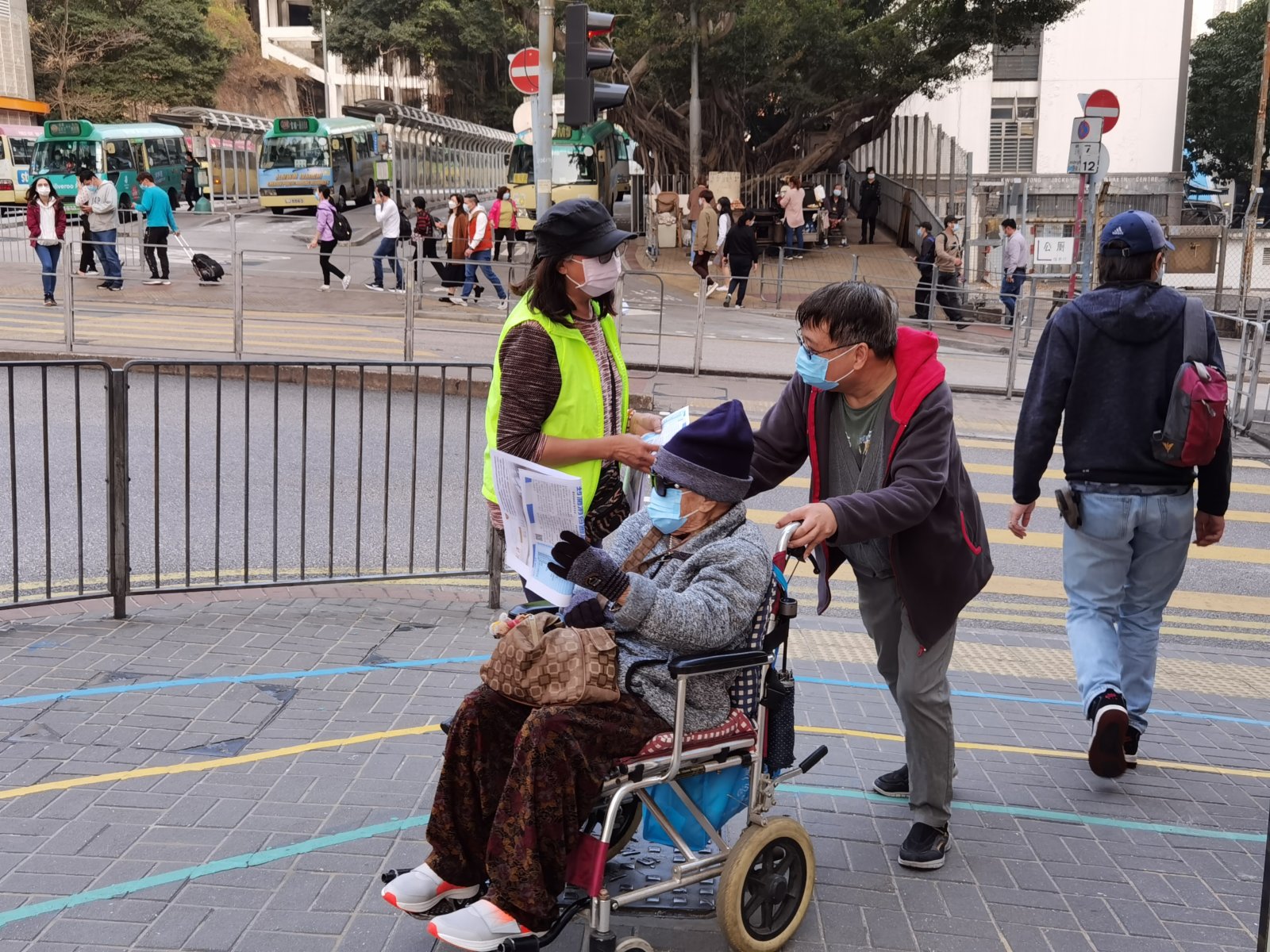 圖為志願者在觀塘向市民派報。（大公文匯全媒體記者何燊亮攝）