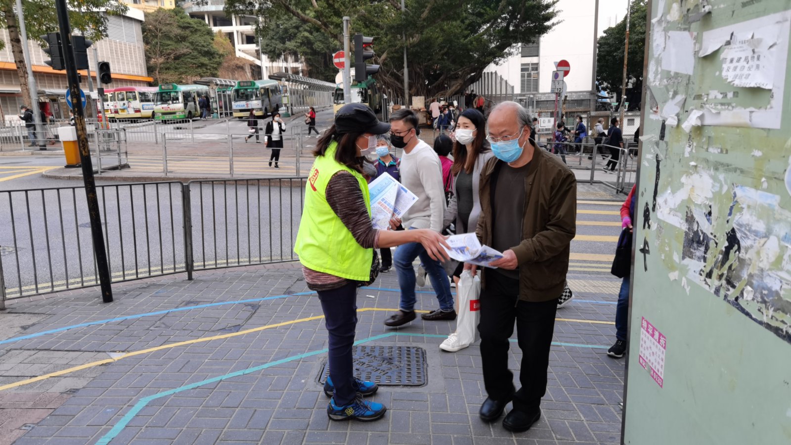 圖為志願者在觀塘向市民派報。（大公文匯全媒體記者何燊亮攝）