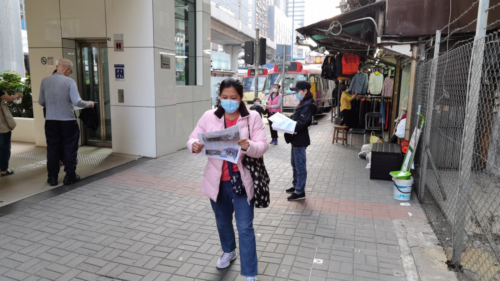 圖為志願者在觀塘向市民派報。（大公文匯全媒體記者何燊亮攝）
