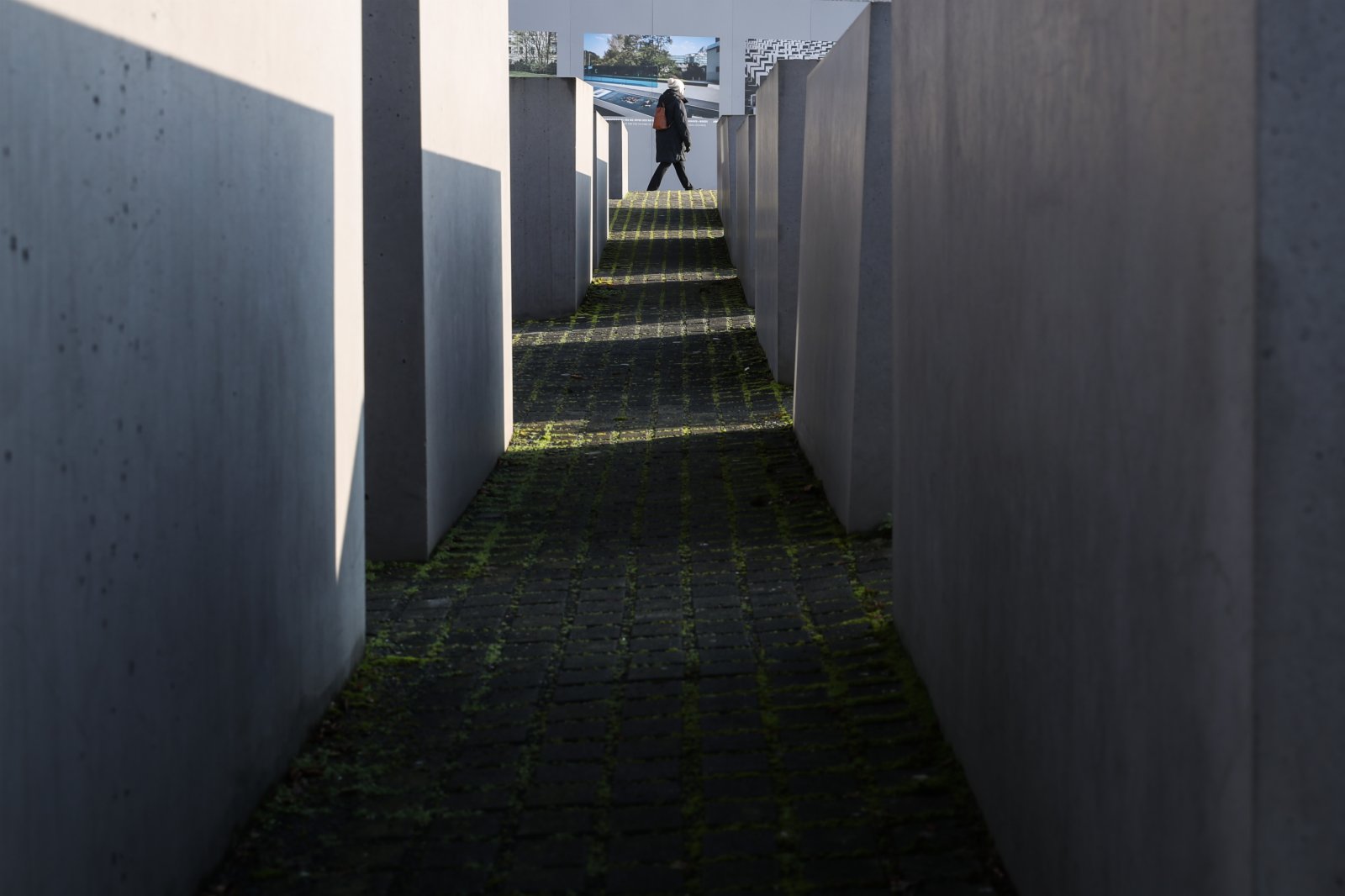 1月26日，一名行人走過德國首都柏林的歐洲被害猶太人紀念碑。