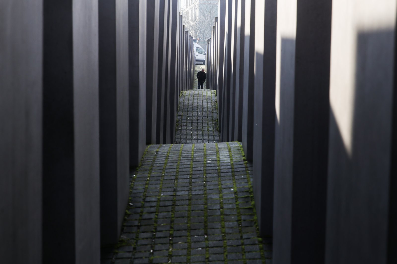 1月26日，一名行人在德國首都柏林的歐洲被害猶太人紀念碑間穿行。