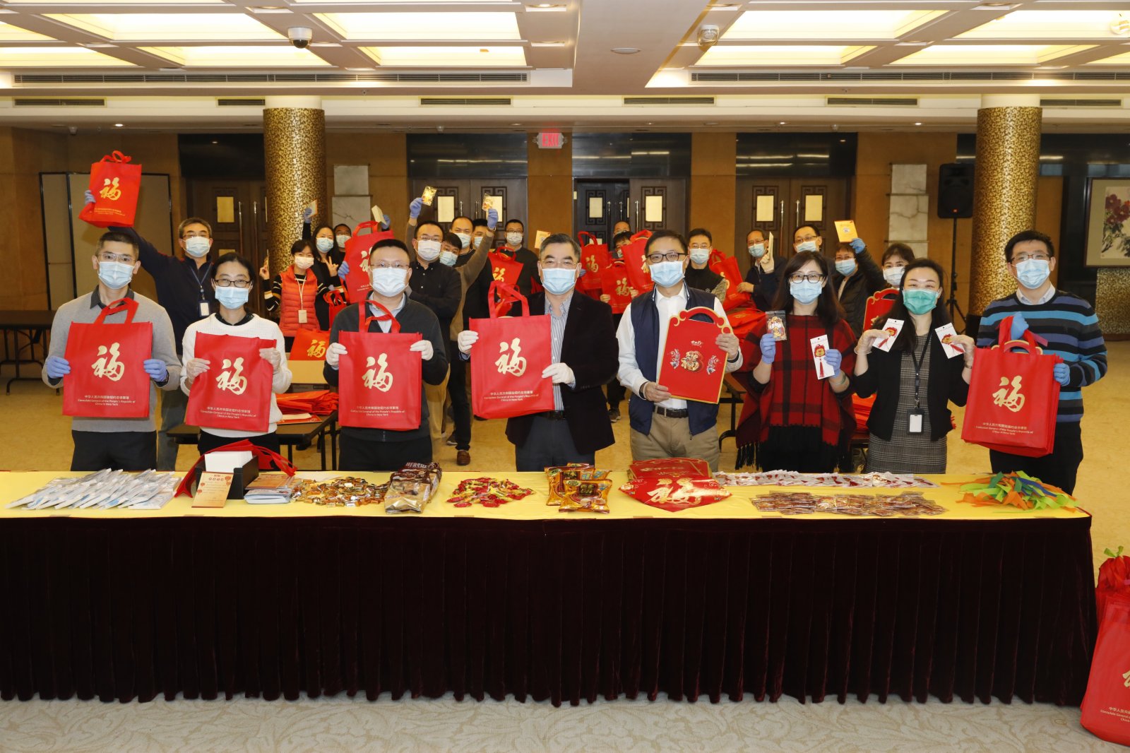 1月22日，在美國紐約的中國駐紐約總領事館，工作人員一起展示「春節包」。（新華社）