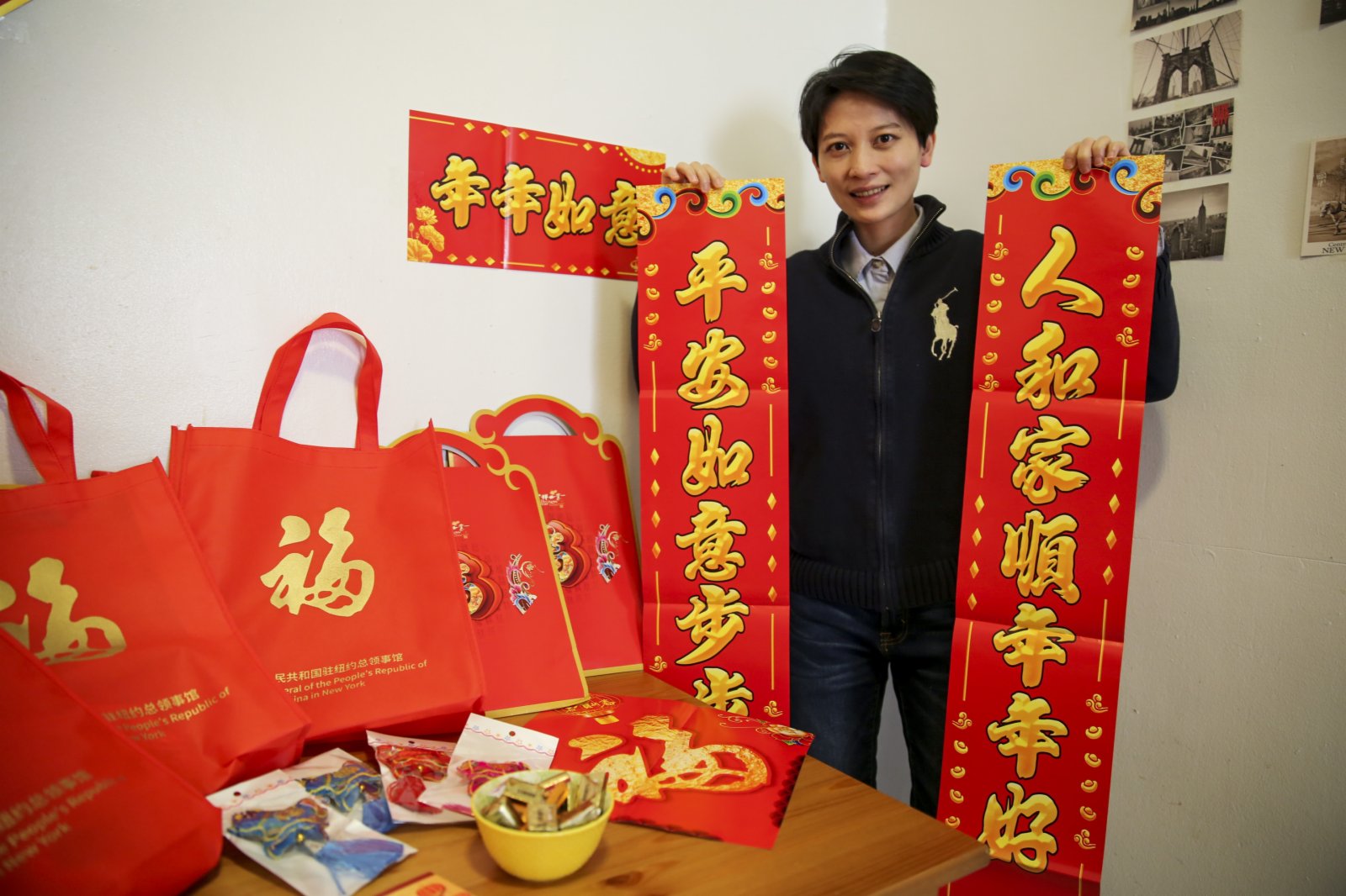 1月23日，紐約城市大學萊曼學院中國留學生黃焜慧在美國紐約展示「春節包」內的物品。（新華社）
