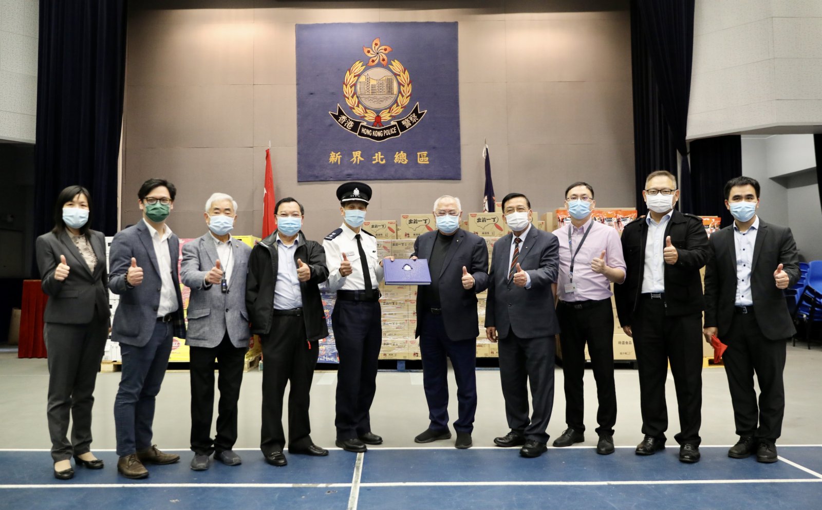 香港中華出入口商會前往新界北總區警察總部慰問警隊，感謝警隊在修例風波、防疫抗疫等行動的辛勤付出，並捐贈超過300箱物資，包括礦泉水、杯面、水果等。