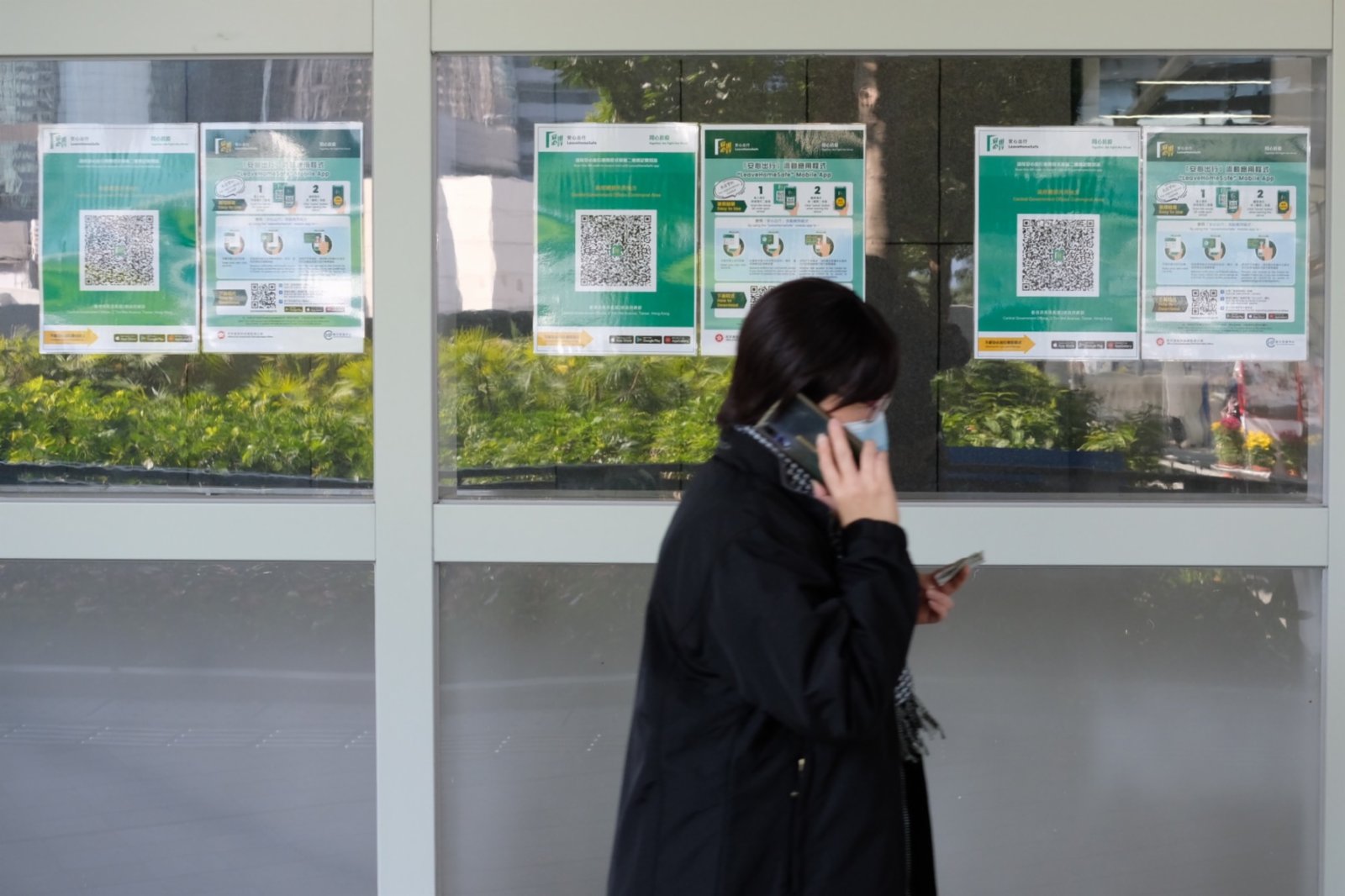 大公文匯全媒體報道：為方便追查疫情感染源，特區政府去年11月中開始推出「安心出行」應用程式，讓市民能通過應用程式記錄行蹤。消息指，政府明(4日)起將強烈建議公務員進入政府總部前，須掃描「安心出行」二維碼，否則就要留下所屬部門資料，有關規定將陸續在其他政府大樓施行。