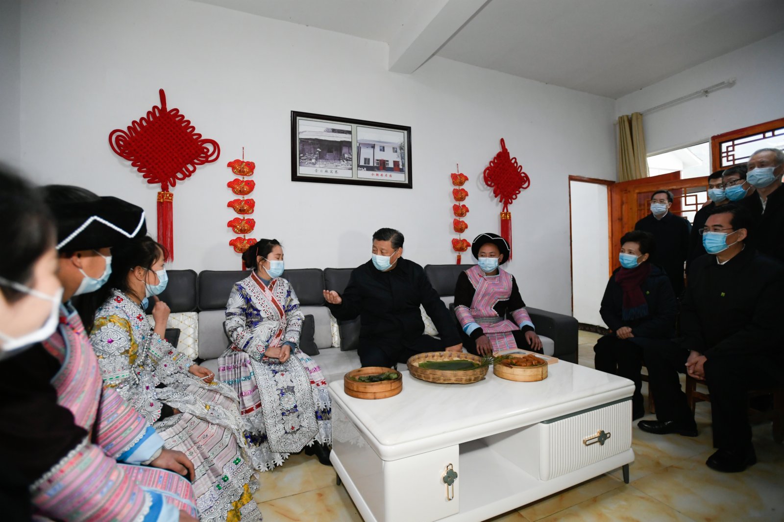 周三，習近平在農曆春節前視察了中國西南貴州省。3日下午，正在貴州考察調研的習近平總書記，來到畢節市黔西縣新仁苗族鄉化屋村看望鄉親們，送上新春祝福。在苗族村民趙玉學家，習近平同一家人圍坐客廳，邊聊家常邊製作當地傳統節日食品黃粑。（新華社）
