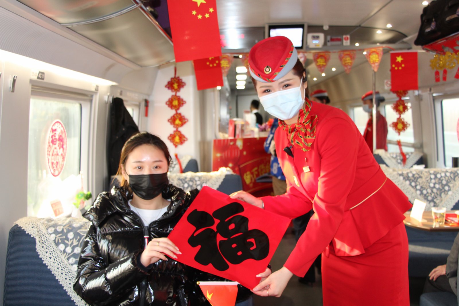 餐乘工作人員為乘客送福(受訪者供圖)