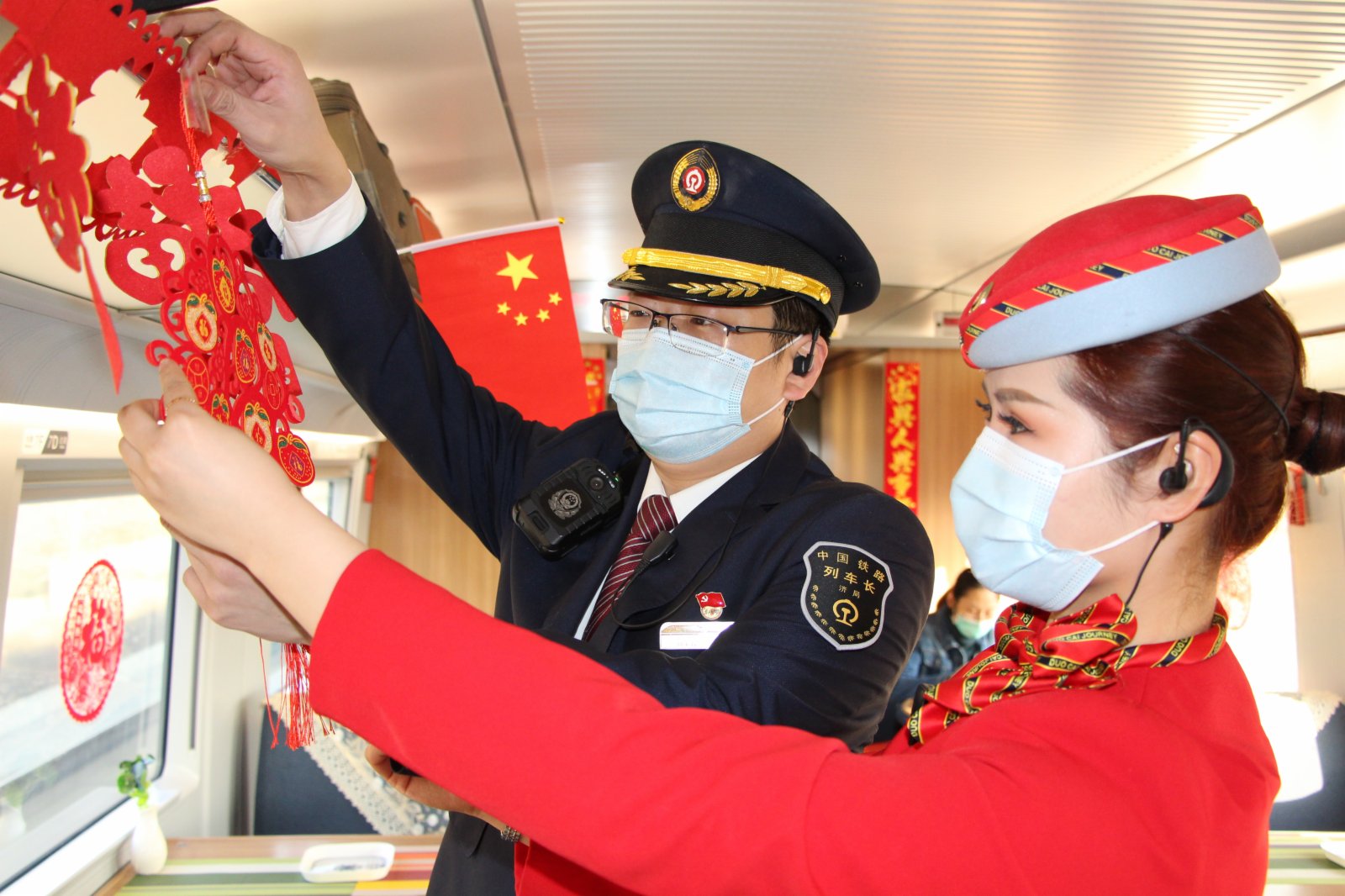 餐乘工作人員裝飾車廂(受訪者供圖)