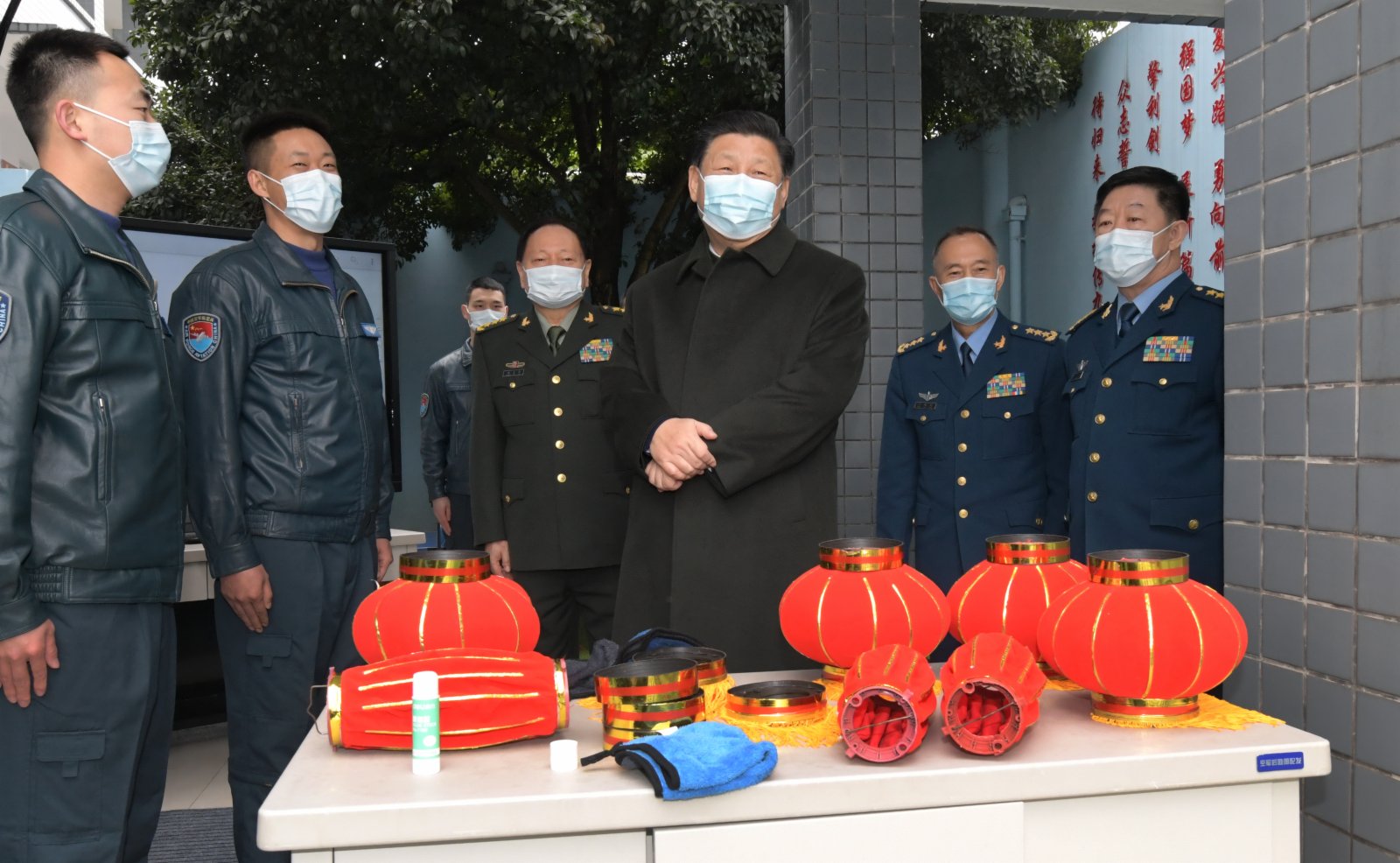 這是習近平來到空勤樓走廊，察看春節前有關文體活動設施準備情況，了解部隊統籌疫情防控和節日生活有關安排。(新華社)
