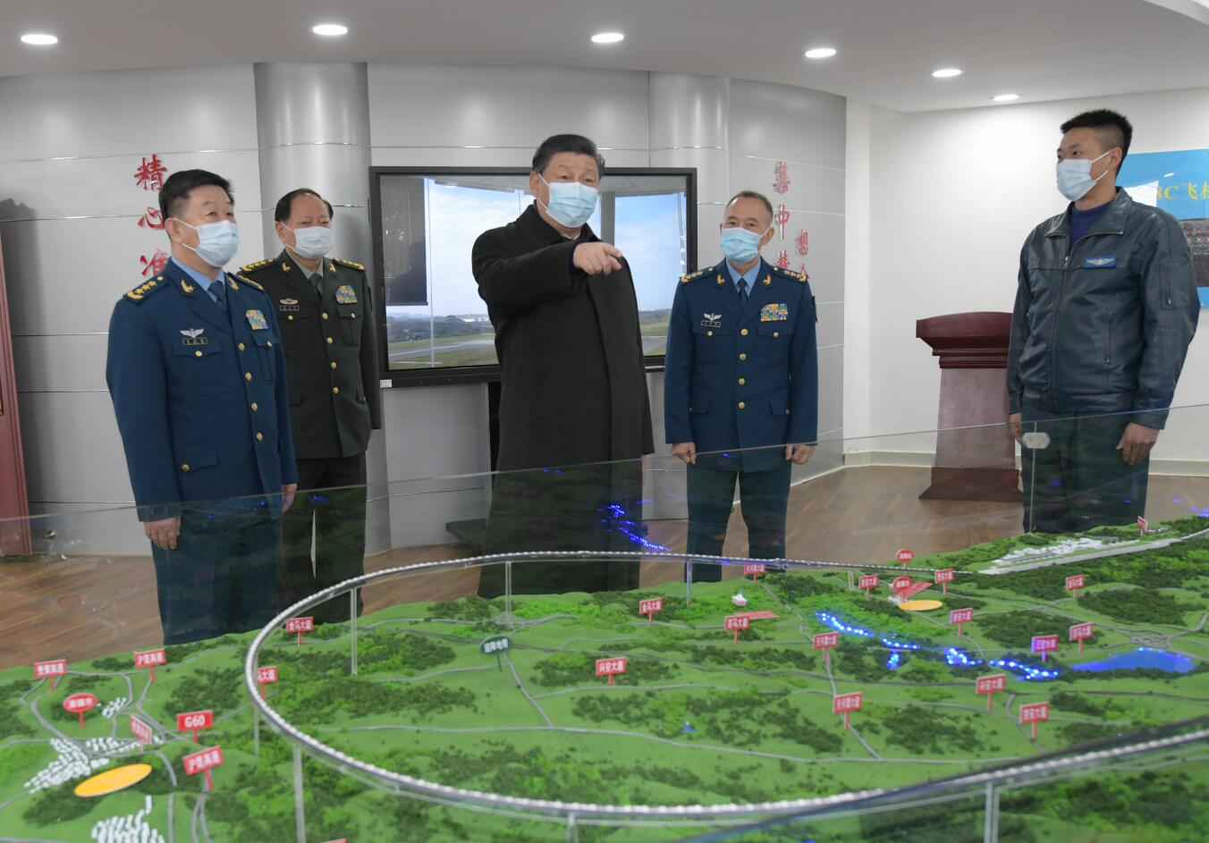 這是習近平到某飛行大隊空勤樓飛行準備室，察看飛行技術研究情況。(新華社)

