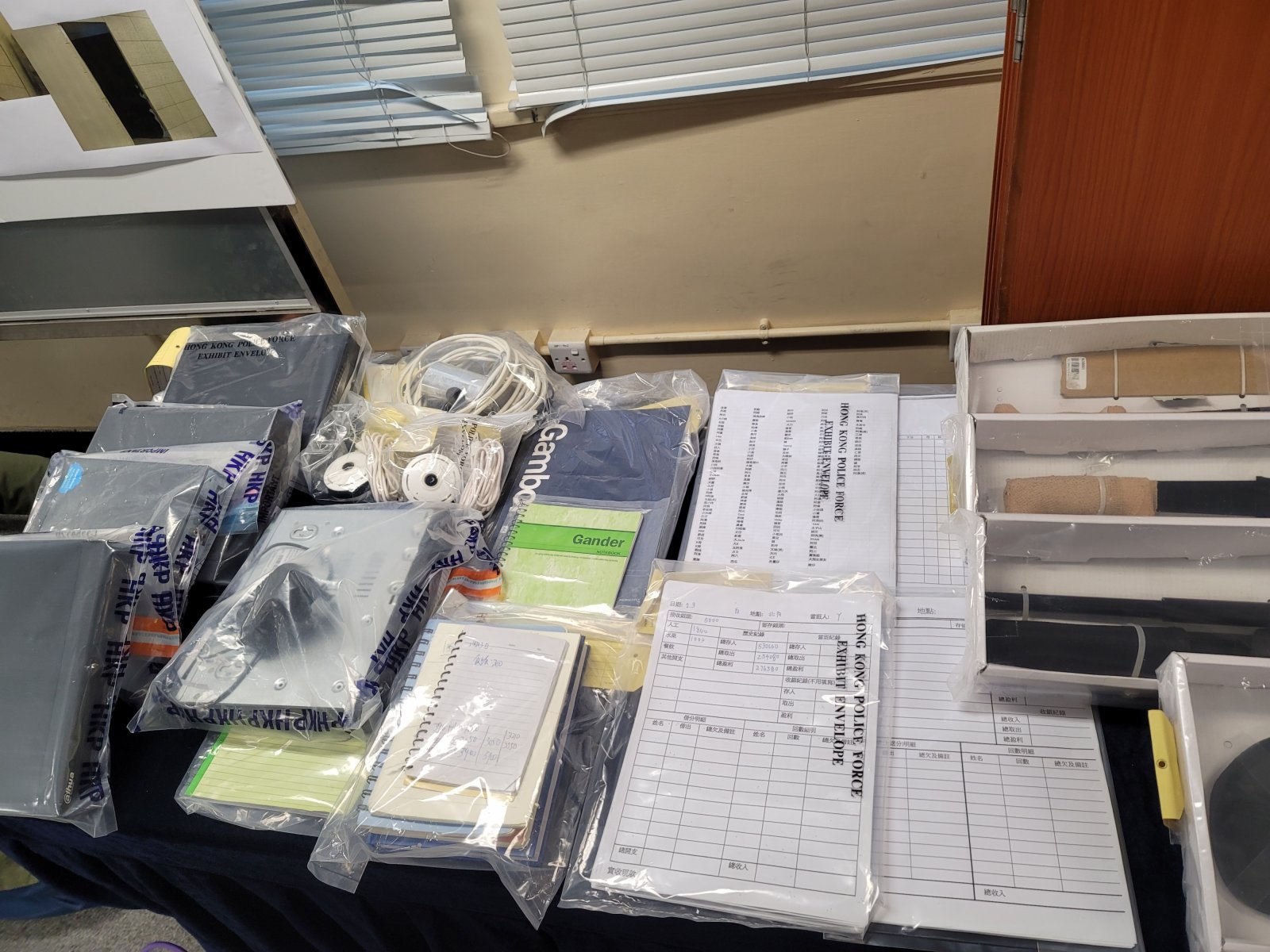 警方亦檢獲大量武器及毒品。(大公文匯全媒體記者何燊亮攝) 警方亦檢獲大量武器及毒品。(大公文匯全媒體記者何燊亮攝)