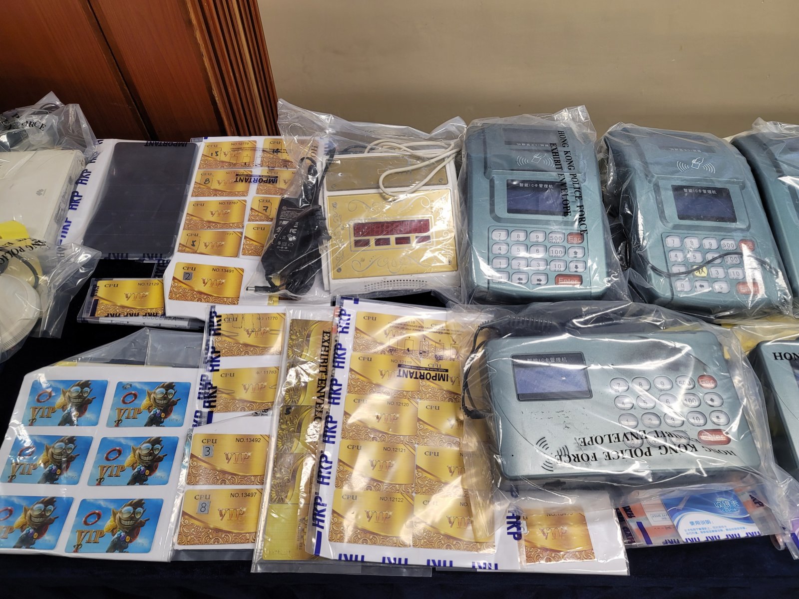 警方在行動中檢獲的賭博用具。(大公文匯全媒體記者何燊亮攝) 警方在行動中檢獲的賭博用具。(大公文匯全媒體記者何燊亮攝)