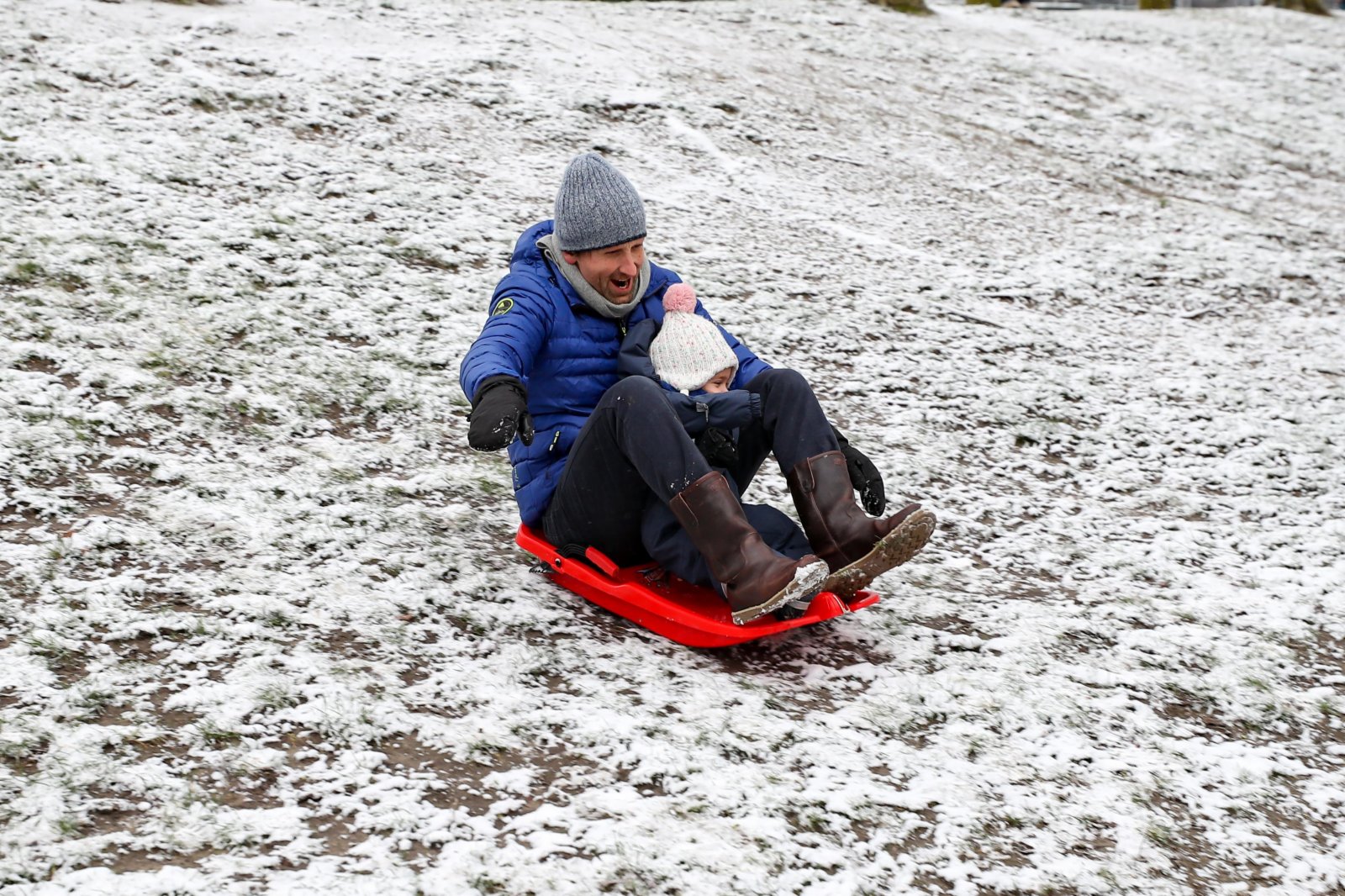 人們在比利時布魯塞爾的五十週年紀念公園玩雪。